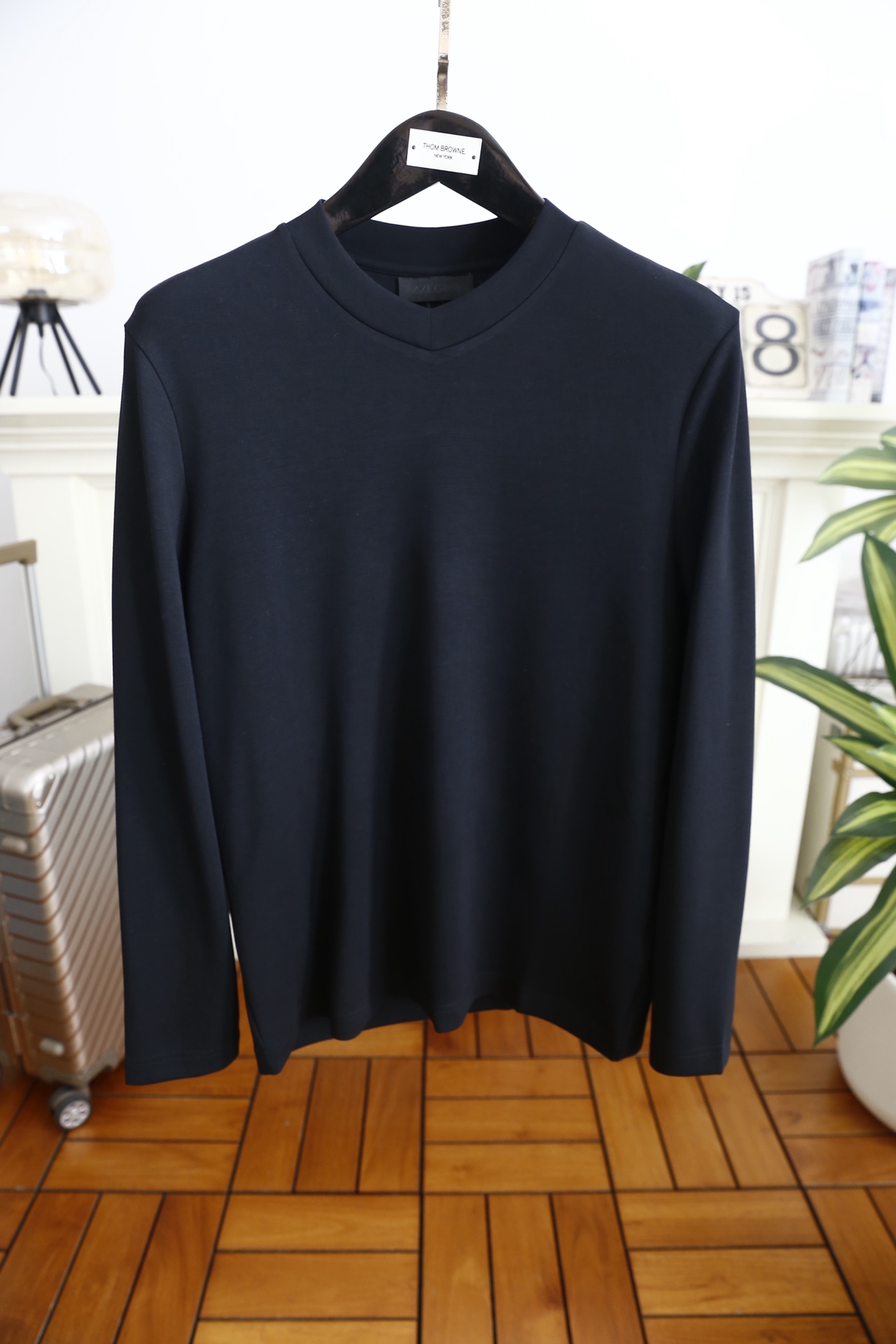 🔥杰尼亚.2025秋季新款男士V领休闲长袖T恤！采用舒适保暖面料！品牌经典元素设计👍小V领设计的长袖T恤