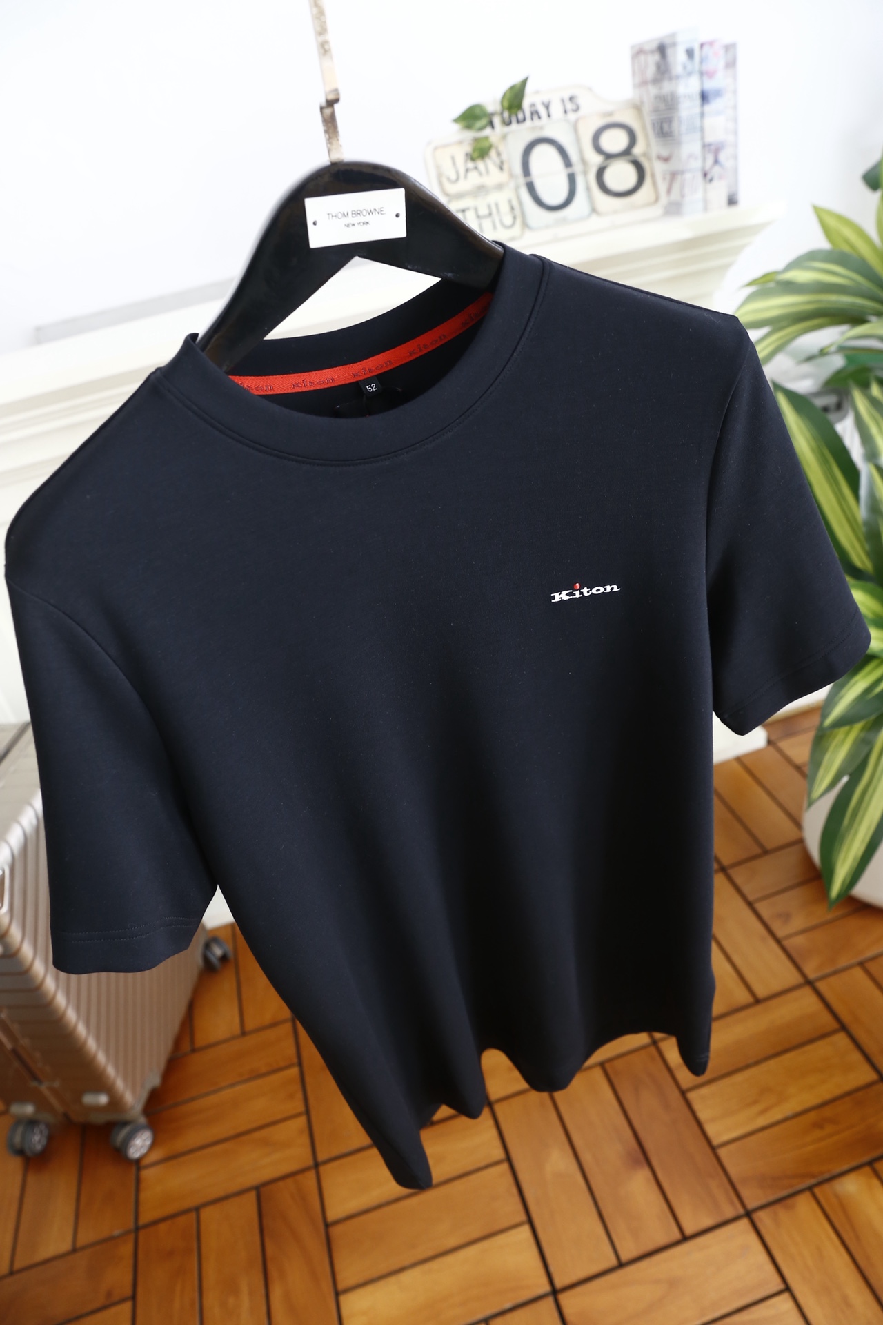 🔥Kiton.26早春新品🆕时尚男士圆领短袖T恤👍采用舒适柔软亲肤面料，经特殊柔化工艺处理，触感细腻亲肤