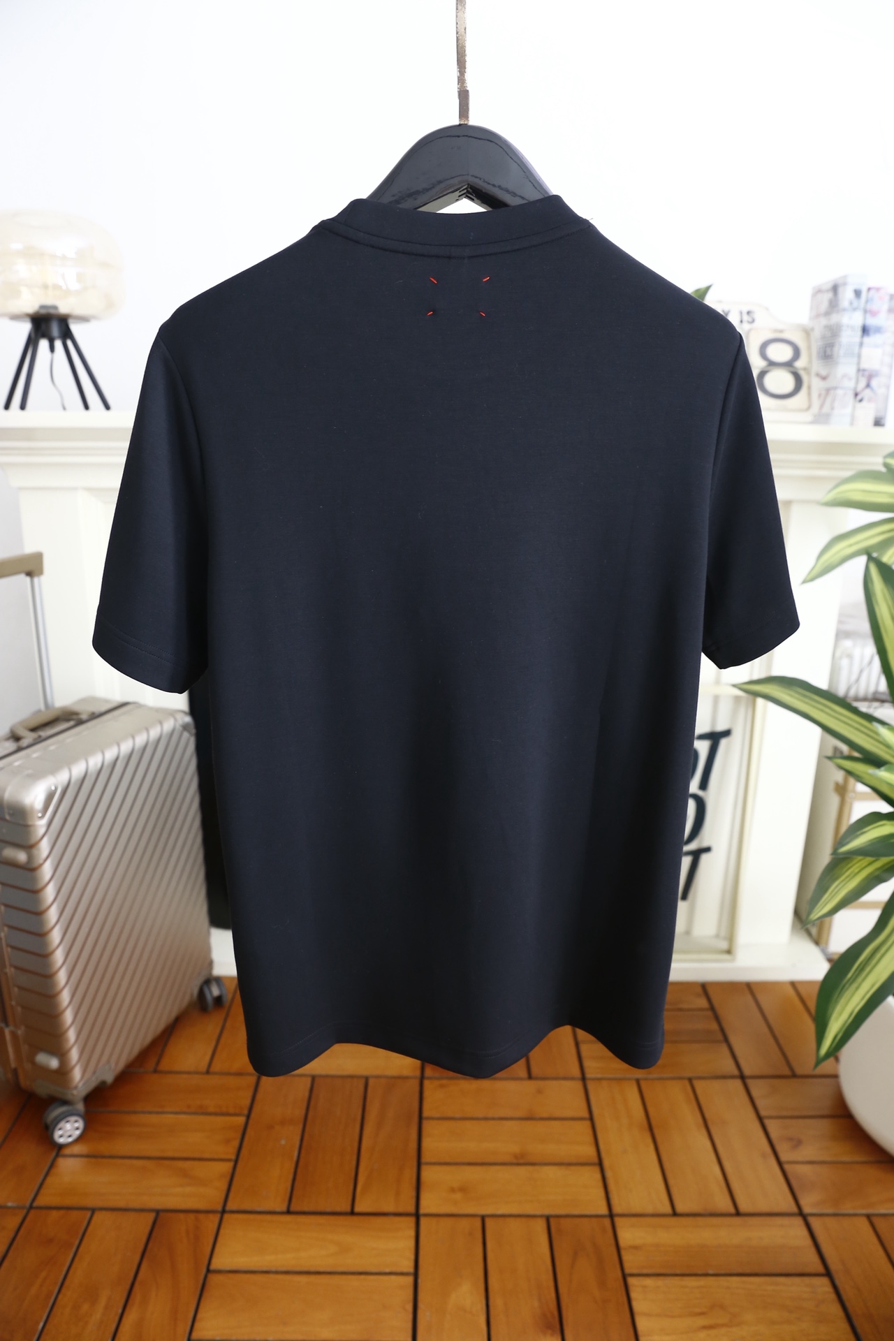 🔥Kiton.26早春新品🆕时尚男士圆领短袖T恤👍采用舒适柔软亲肤面料，经特殊柔化工艺处理，触感细腻亲肤