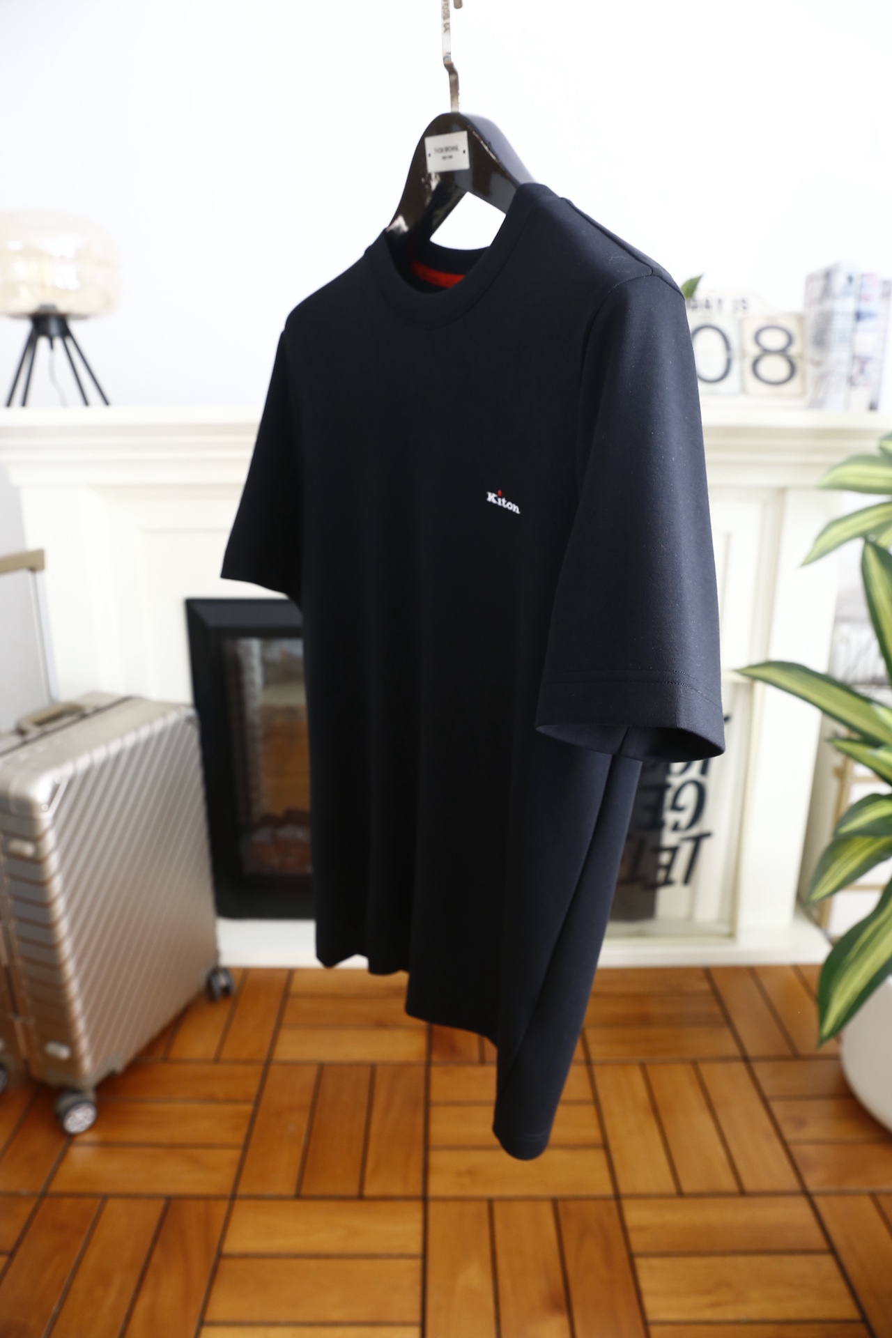 🔥Kiton.26早春新品🆕时尚男士圆领短袖T恤👍采用舒适柔软亲肤面料，经特殊柔化工艺处理，触感细腻亲肤