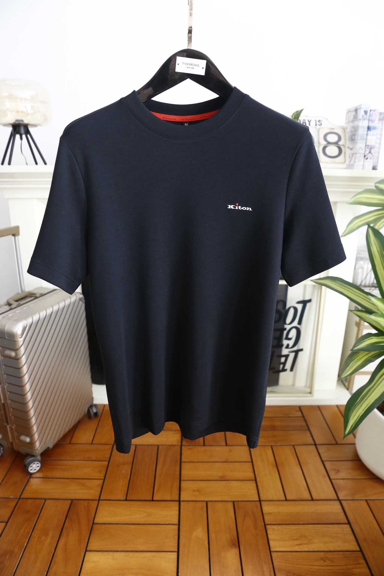 🔥Kiton.26早春新品🆕时尚男士圆领短袖T恤👍采用舒适柔软亲肤面料，经特殊柔化工艺处理，触感细腻亲肤