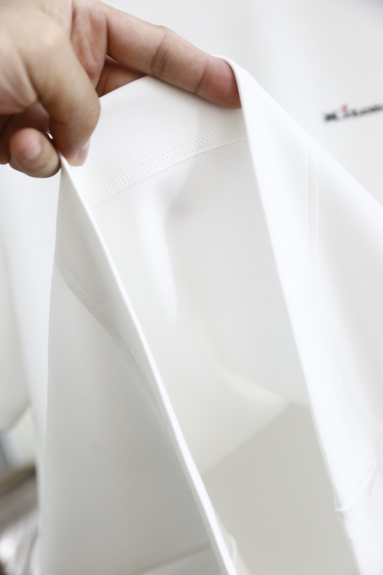 🔥Kiton.26早春新品🆕时尚男士圆领短袖T恤👍采用舒适柔软亲肤面料，经特殊柔化工艺处理，触感细腻亲肤