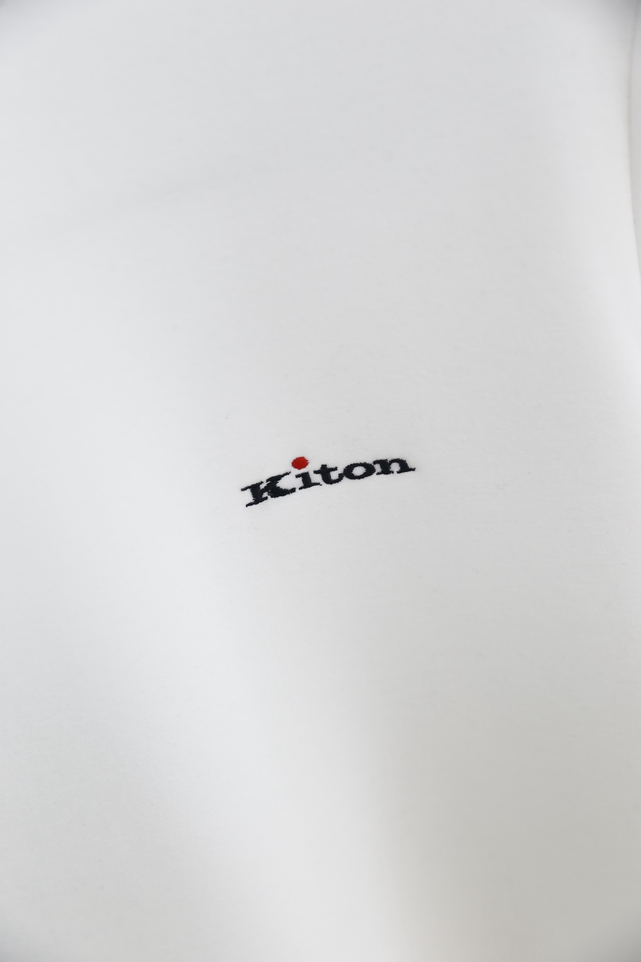 🔥Kiton.26早春新品🆕时尚男士圆领短袖T恤👍采用舒适柔软亲肤面料，经特殊柔化工艺处理，触感细腻亲肤