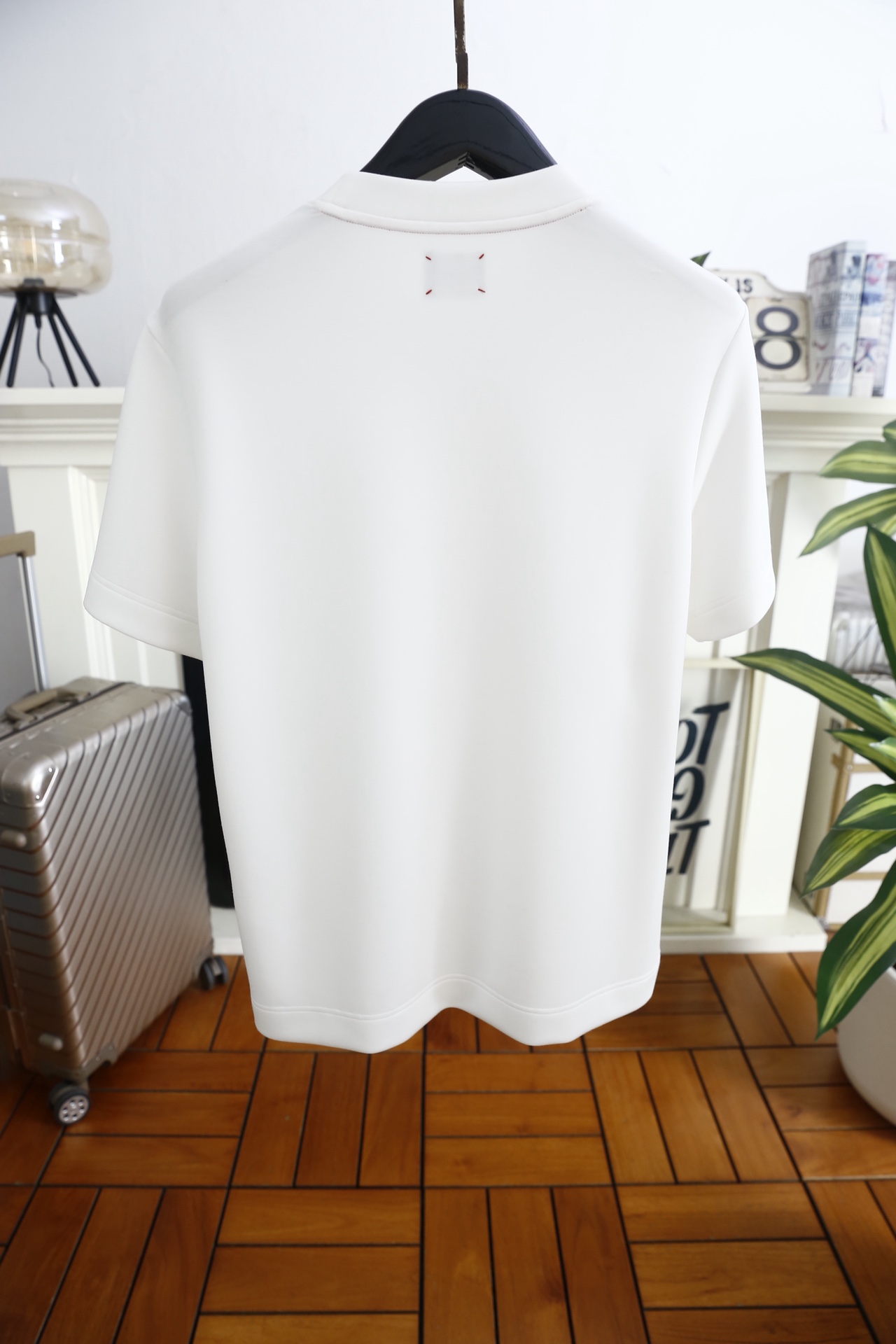 🔥Kiton.26早春新品🆕时尚男士圆领短袖T恤👍采用舒适柔软亲肤面料，经特殊柔化工艺处理，触感细腻亲肤