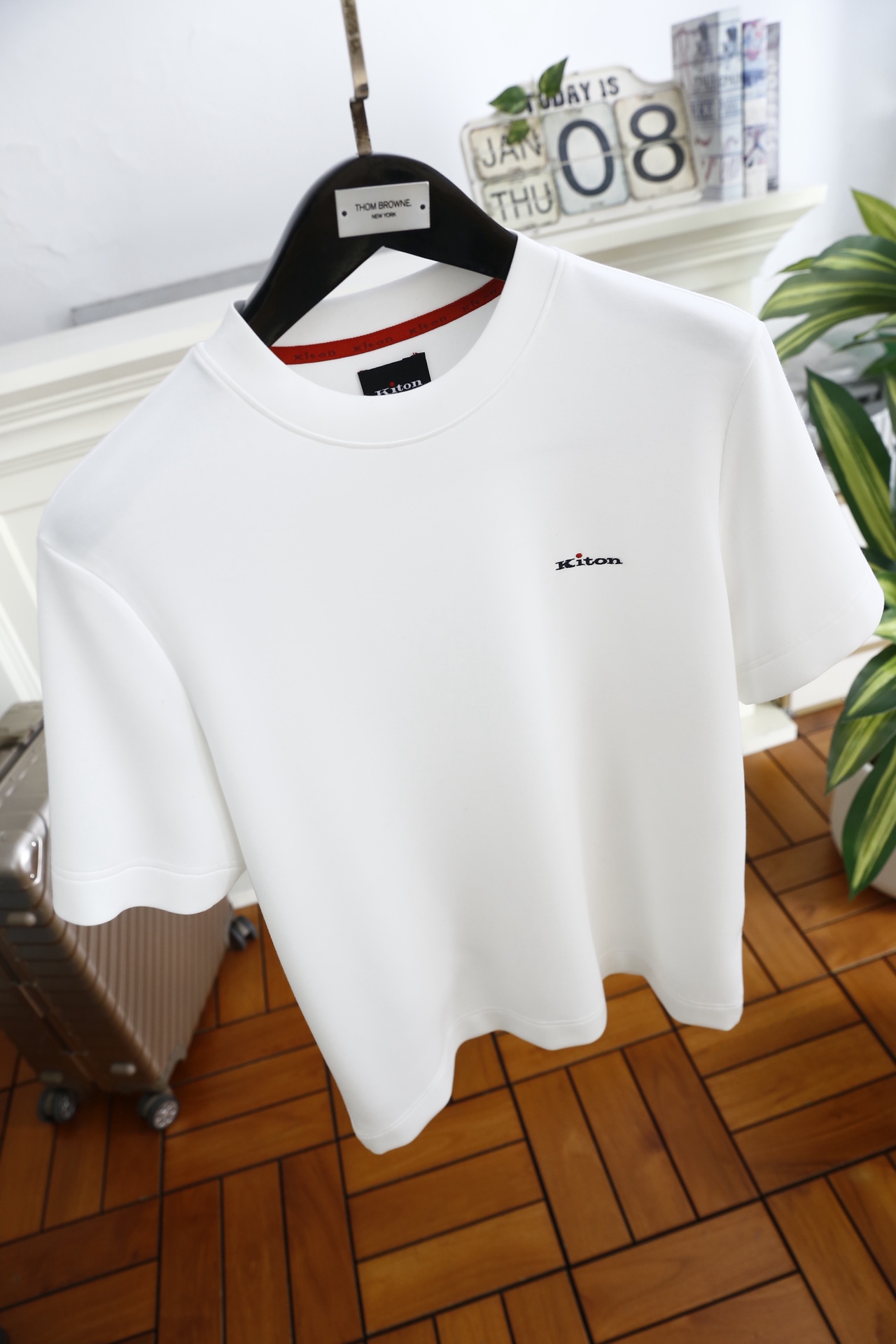 🔥Kiton.26早春新品🆕时尚男士圆领短袖T恤👍采用舒适柔软亲肤面料，经特殊柔化工艺处理，触感细腻亲肤