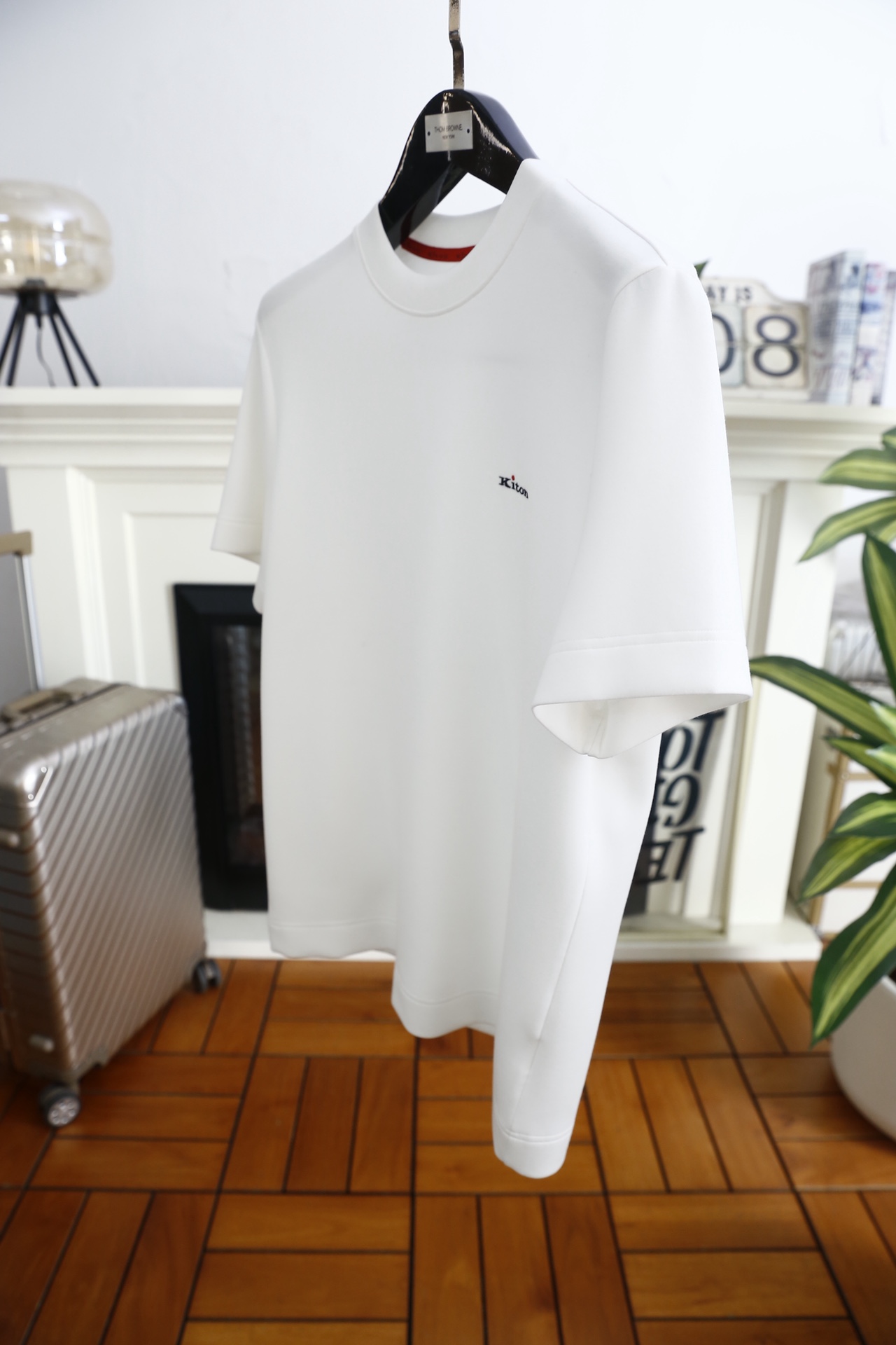 🔥Kiton.26早春新品🆕时尚男士圆领短袖T恤👍采用舒适柔软亲肤面料，经特殊柔化工艺处理，触感细腻亲肤