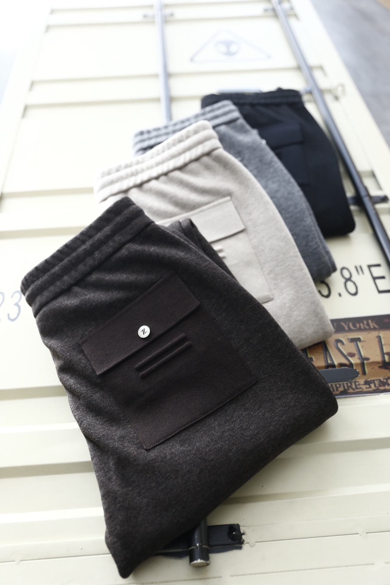 🔥杰尼*/Ze*na.25秋冬时尚新品男士休闲裤🆕采用舒适保暖面料，奢华经典品牌LOGO元素设计 上身随