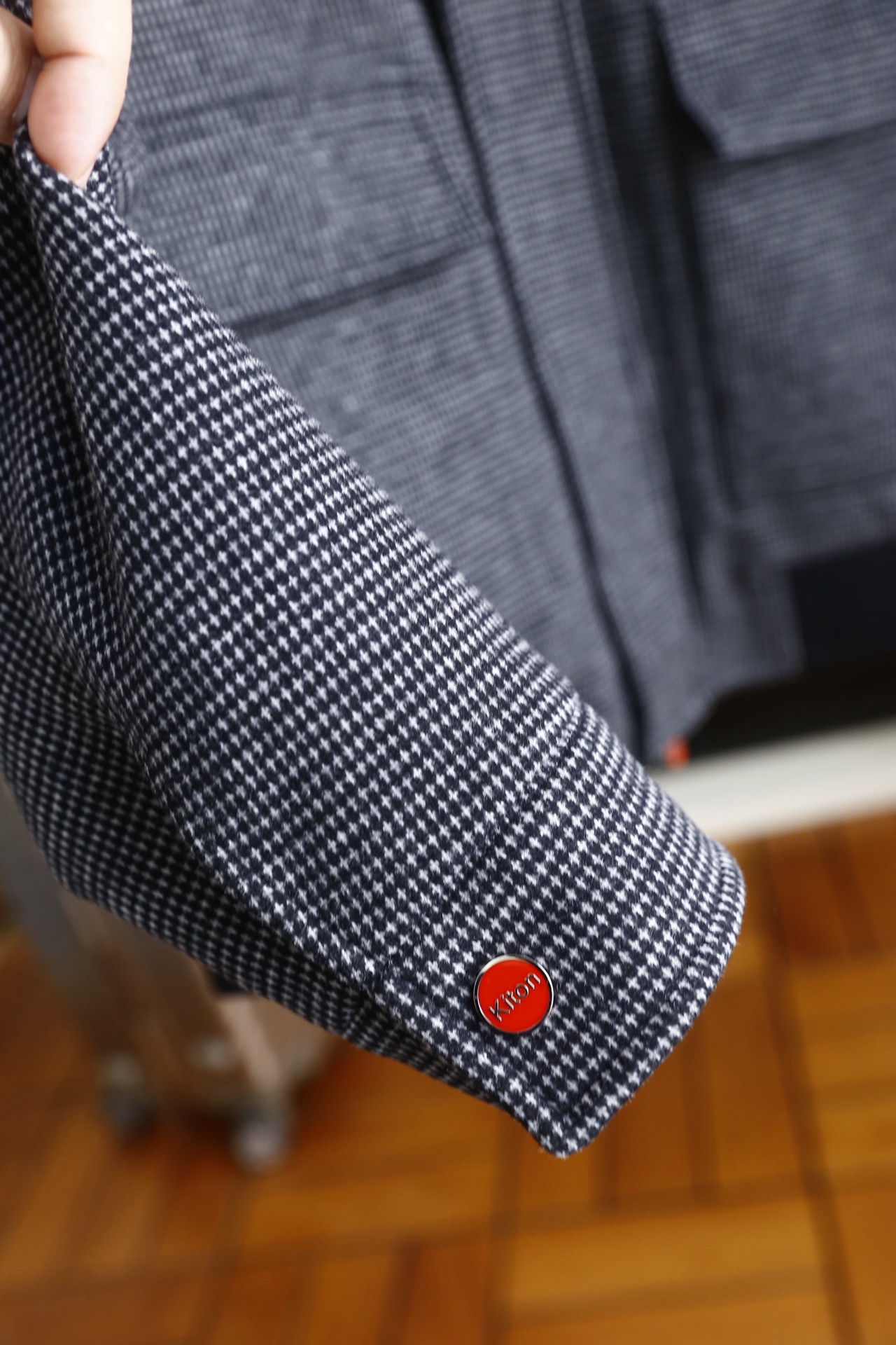🔥kiton.25秋冬男士翻领夹克👍采用舒适保暖面料触感细腻且挺括有型，格纹肌理增强了面料的耐磨度与透气