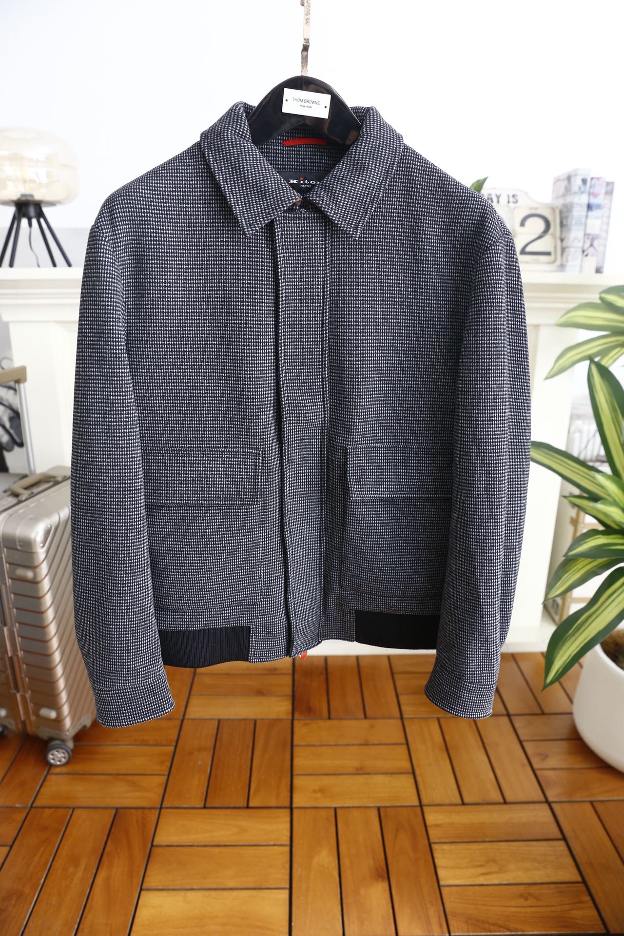 🔥kiton.25秋冬男士翻领夹克👍采用舒适保暖面料触感细腻且挺括有型，格纹肌理增强了面料的耐磨度与透气