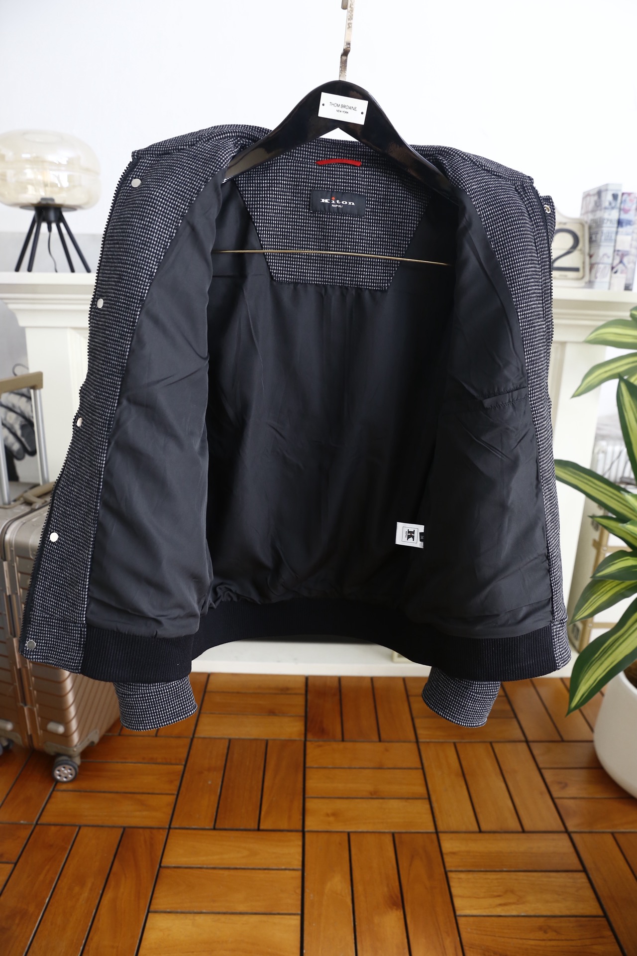 🔥kiton.25秋冬男士翻领夹克👍采用舒适保暖面料触感细腻且挺括有型，格纹肌理增强了面料的耐磨度与透气