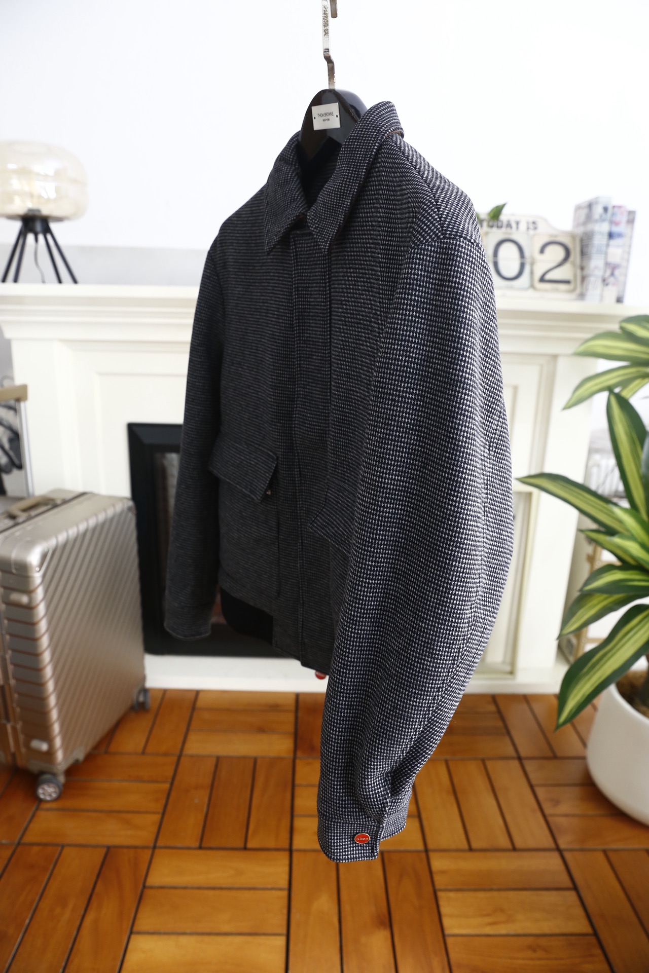 🔥kiton.25秋冬男士翻领夹克👍采用舒适保暖面料触感细腻且挺括有型，格纹肌理增强了面料的耐磨度与透气