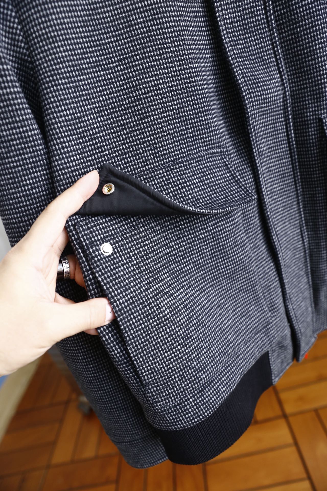 🔥kiton.25秋冬男士翻领夹克👍采用舒适保暖面料触感细腻且挺括有型，格纹肌理增强了面料的耐磨度与透气