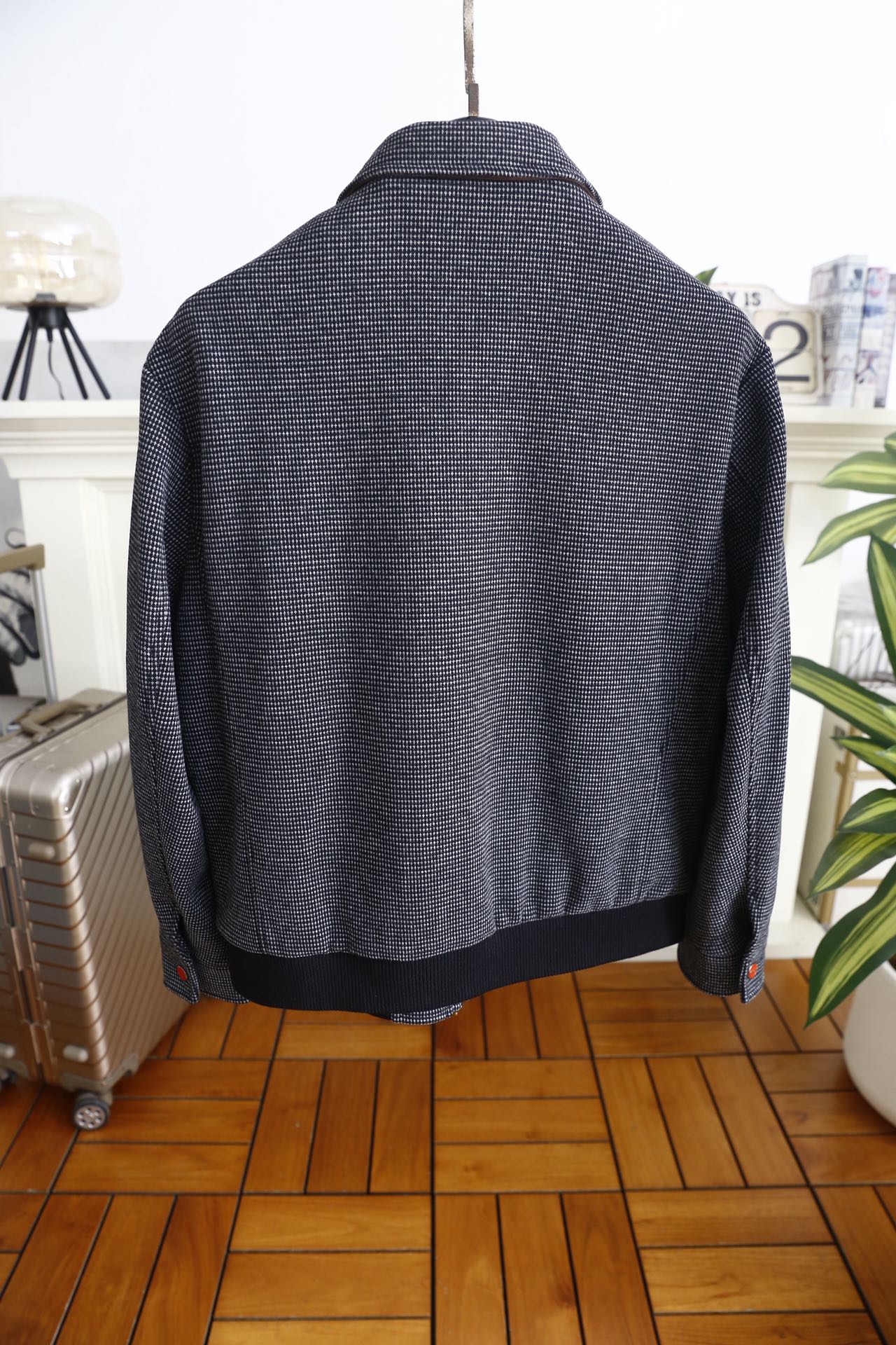 🔥kiton.25秋冬男士翻领夹克👍采用舒适保暖面料触感细腻且挺括有型，格纹肌理增强了面料的耐磨度与透气