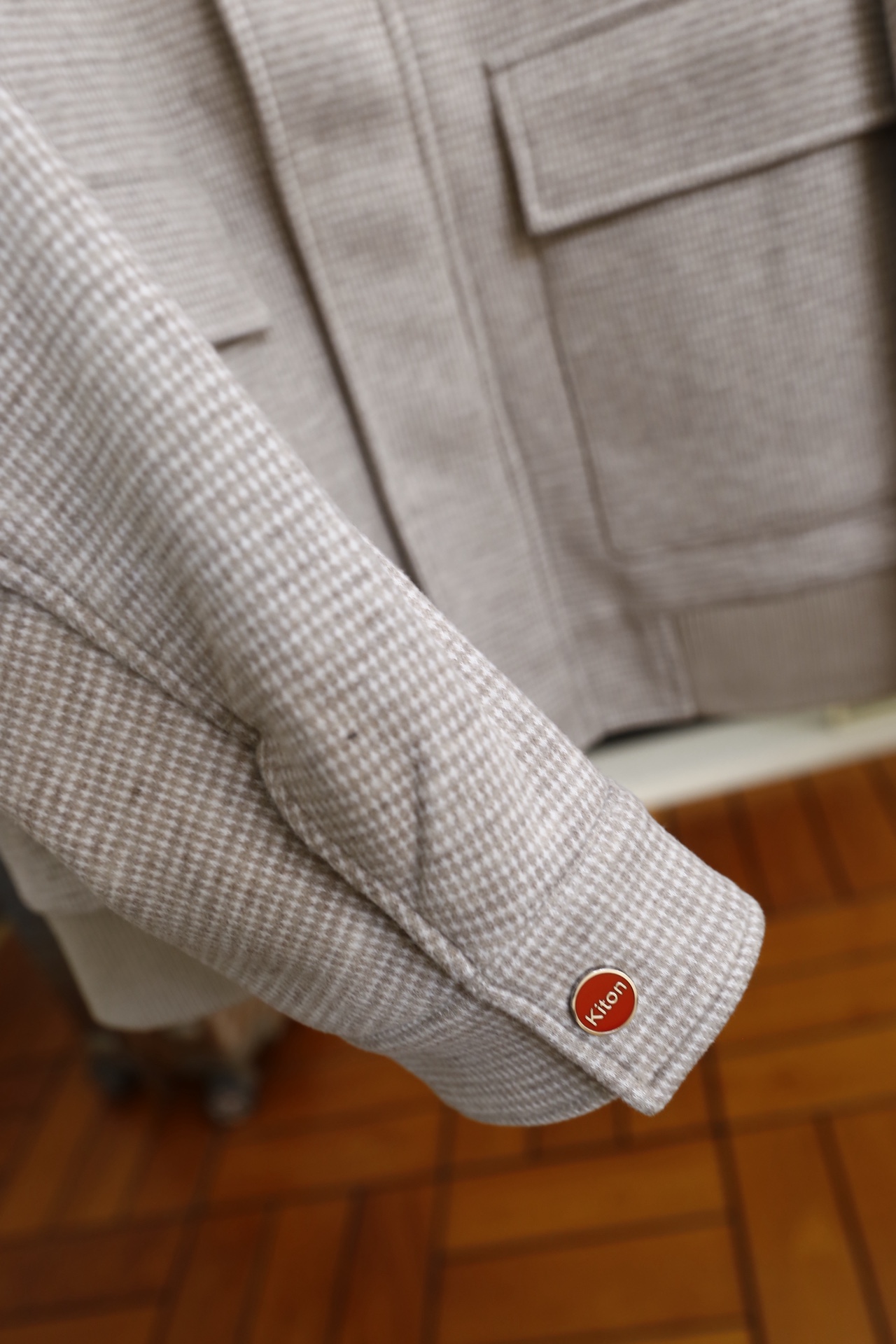 🔥kiton.25秋冬男士翻领夹克👍采用舒适保暖面料触感细腻且挺括有型，格纹肌理增强了面料的耐磨度与透气
