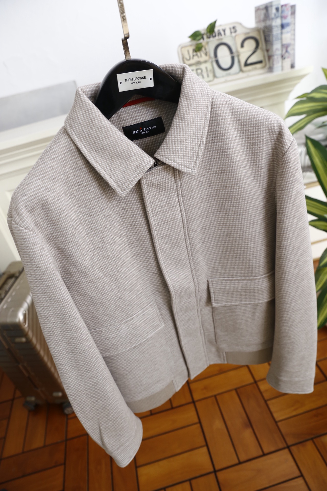 🔥kiton.25秋冬男士翻领夹克👍采用舒适保暖面料触感细腻且挺括有型，格纹肌理增强了面料的耐磨度与透气