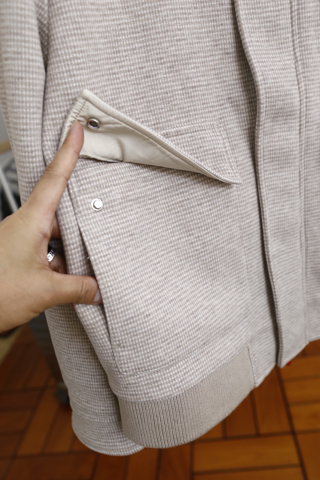 🔥kiton.25秋冬男士翻领夹克👍采用舒适保暖面料触感细腻且挺括有型，格纹肌理增强了面料的耐磨度与透气