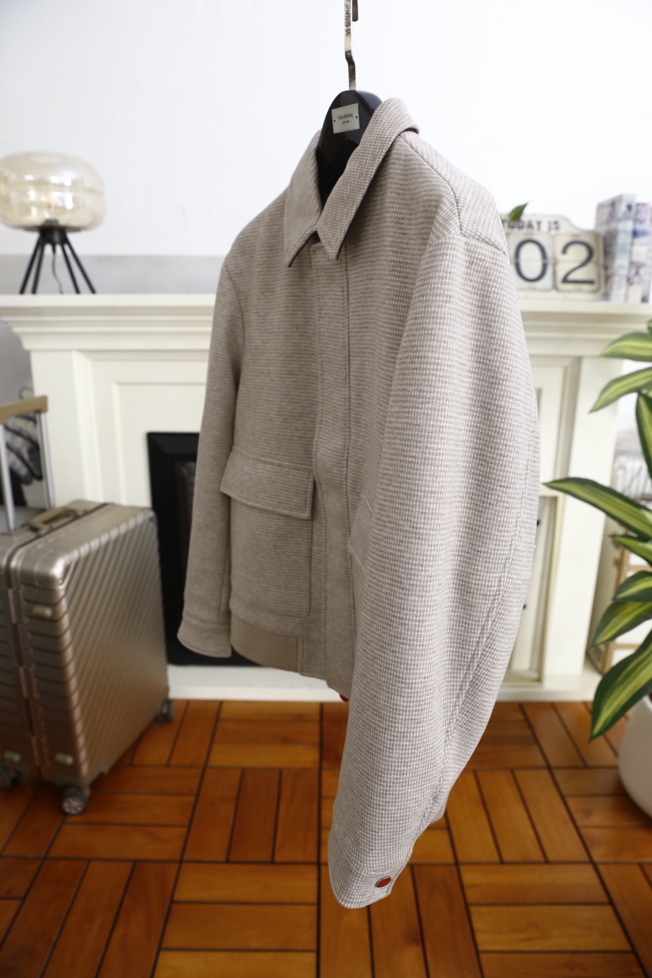 🔥kiton.25秋冬男士翻领夹克👍采用舒适保暖面料触感细腻且挺括有型，格纹肌理增强了面料的耐磨度与透气