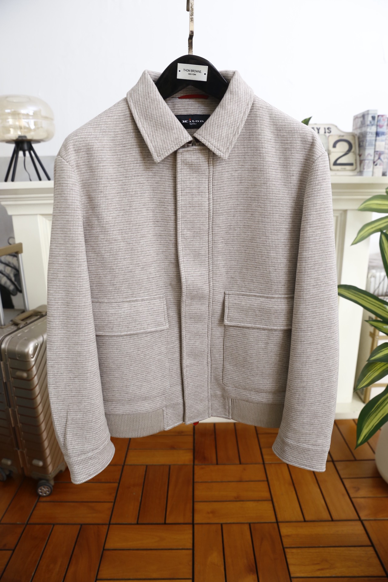 🔥kiton.25秋冬男士翻领夹克👍采用舒适保暖面料触感细腻且挺括有型，格纹肌理增强了面料的耐磨度与透气