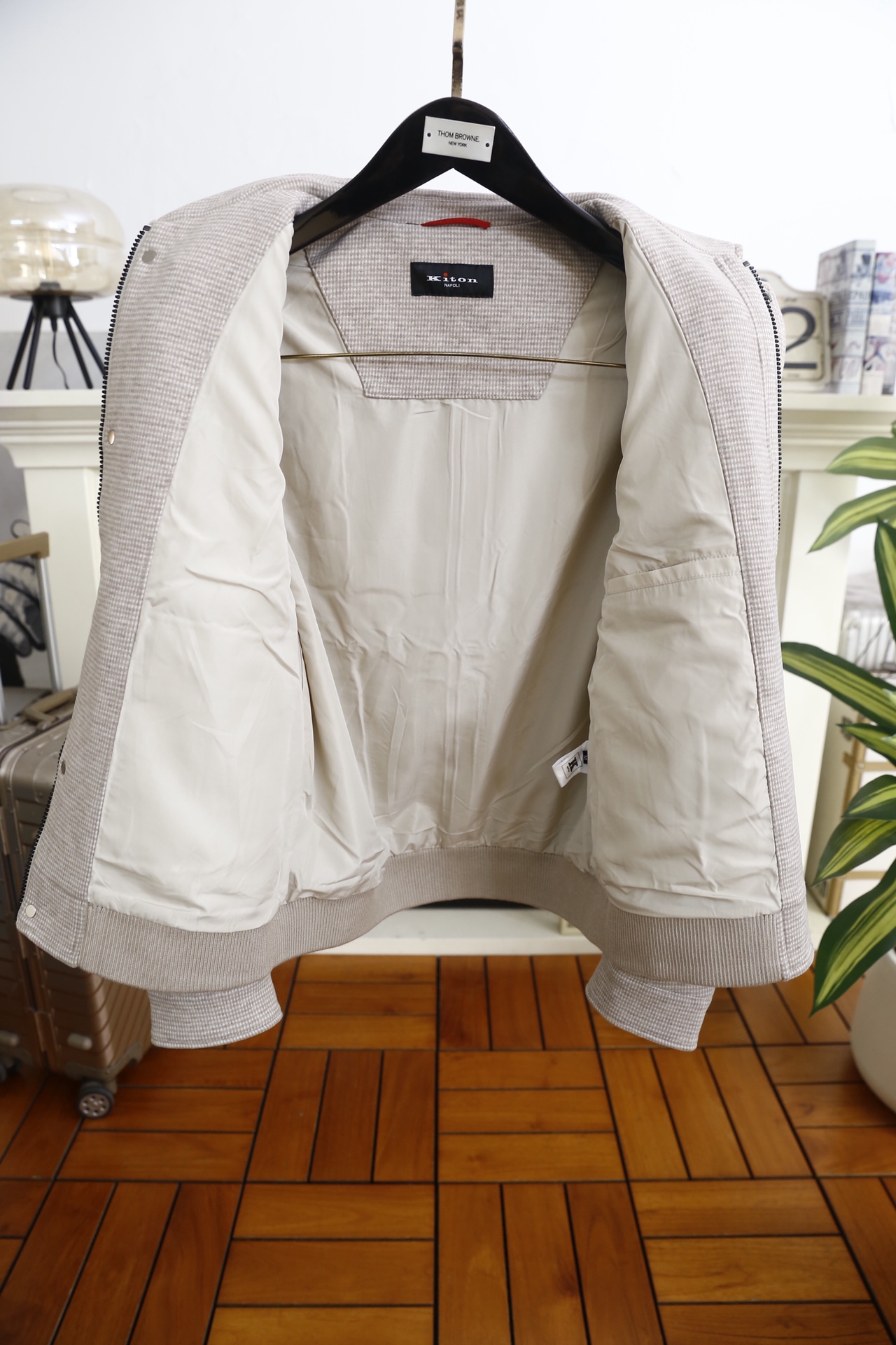 🔥kiton.25秋冬男士翻领夹克👍采用舒适保暖面料触感细腻且挺括有型，格纹肌理增强了面料的耐磨度与透气