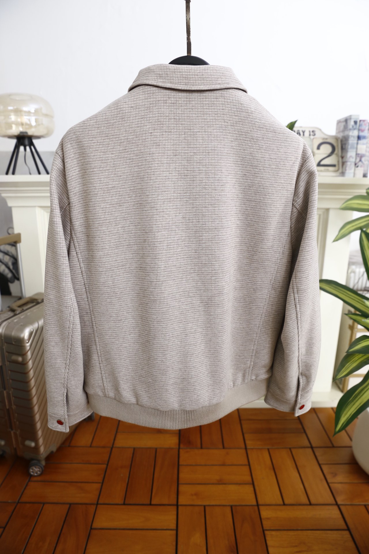 🔥kiton.25秋冬男士翻领夹克👍采用舒适保暖面料触感细腻且挺括有型，格纹肌理增强了面料的耐磨度与透气