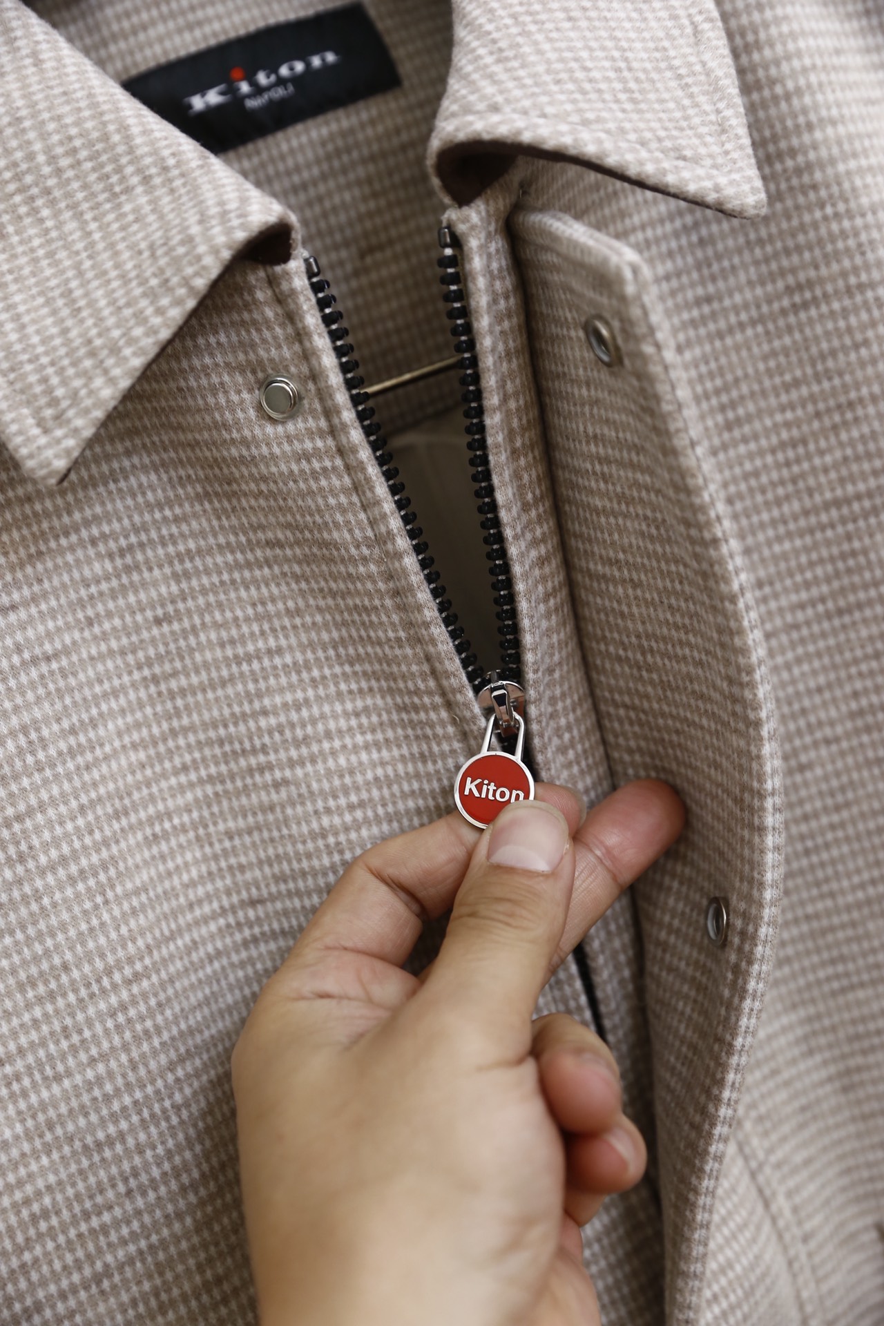 🔥kiton.25秋冬男士翻领夹克👍采用舒适保暖面料触感细腻且挺括有型，格纹肌理增强了面料的耐磨度与透气