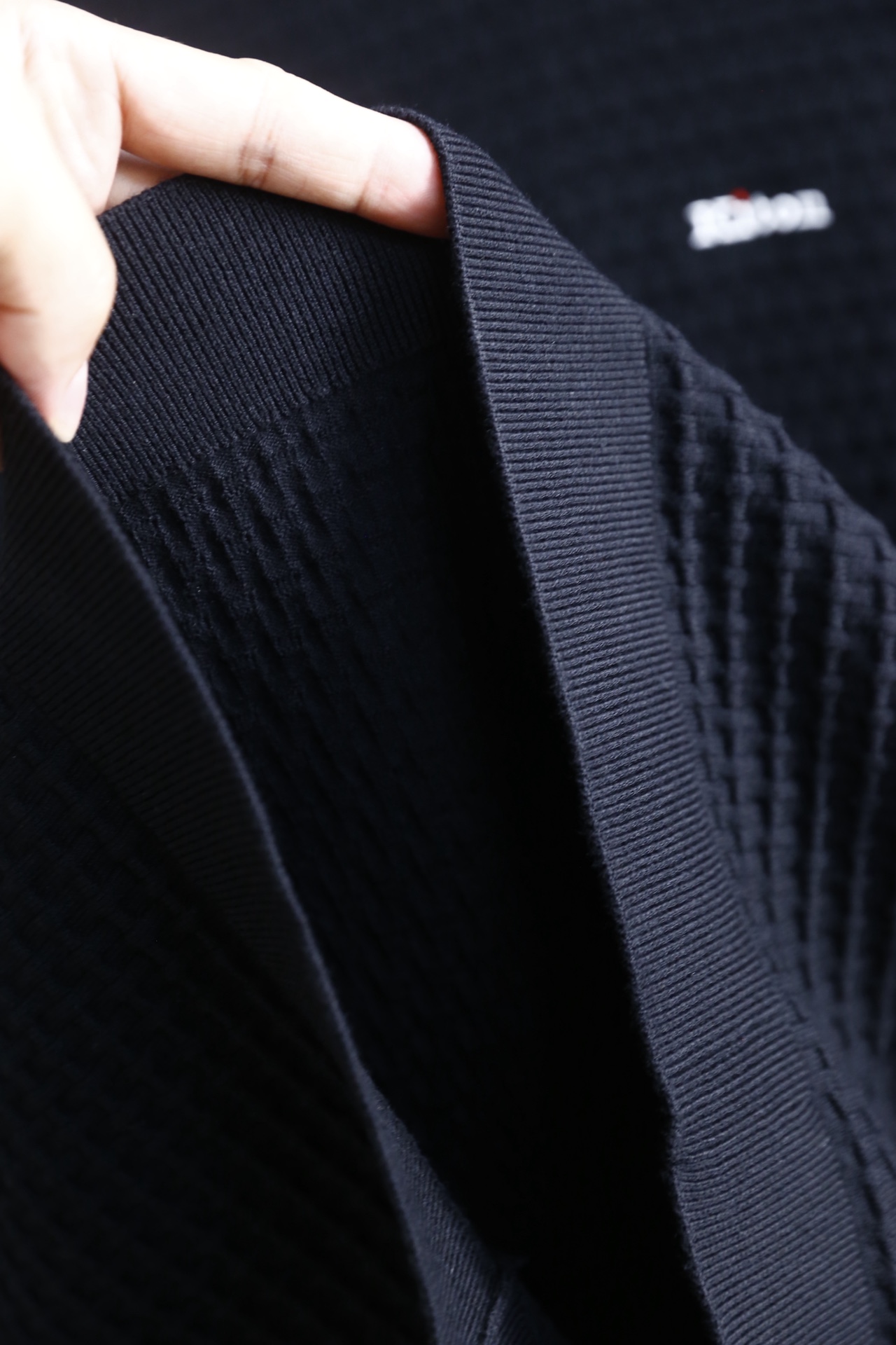 🔥kiton.25秋冬新品！时尚男士百搭毛衫👍采用华夫格针织工艺✅甄选优质棉羊毛混纺面料，触感柔软亲肤且