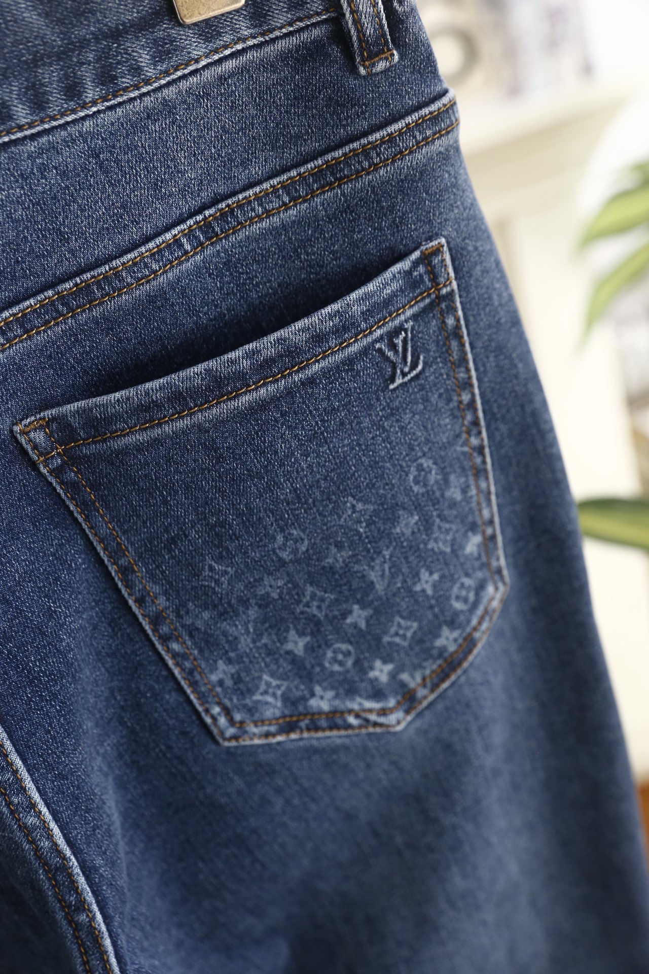 🔥路易威*/LV.（🌾）25秋冬男士牛仔裤，采用高弹耐磨的重磅牛仔面料，触感挺括且兼具柔软度，经过水洗工