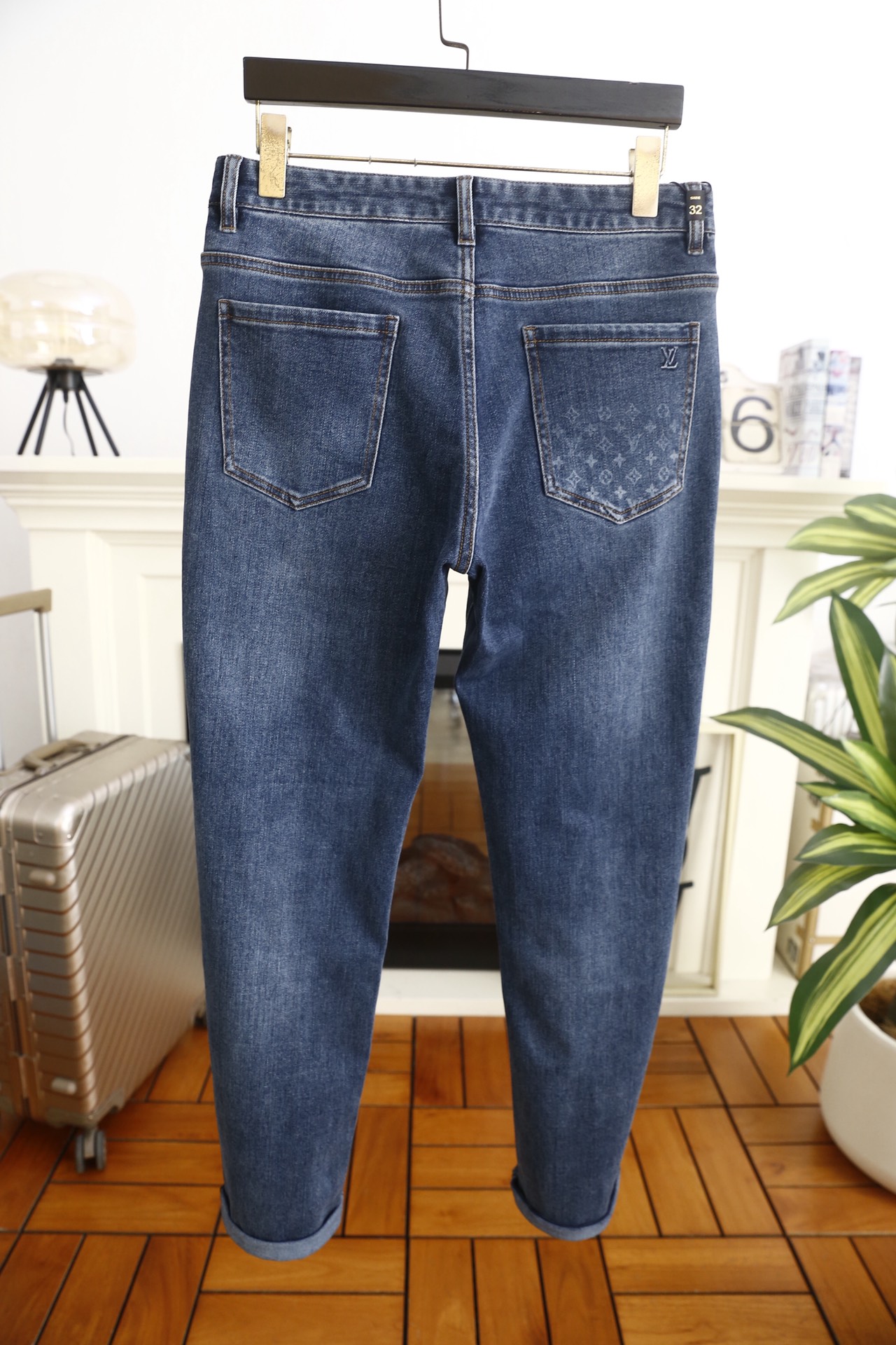 🔥路易威*/LV.（🌾）25秋冬男士牛仔裤，采用高弹耐磨的重磅牛仔面料，触感挺括且兼具柔软度，经过水洗工