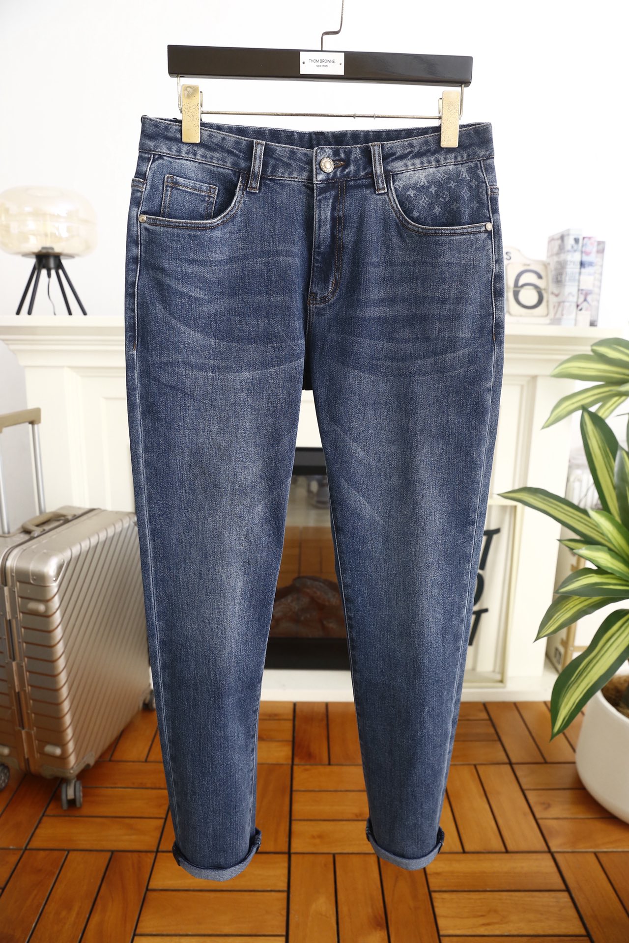 🔥路易威*/LV.（🌾）25秋冬男士牛仔裤，采用高弹耐磨的重磅牛仔面料，触感挺括且兼具柔软度，经过水洗工