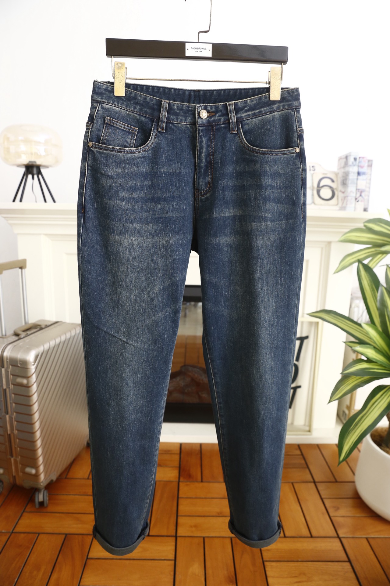 🔥蒙口.（🌾）25秋冬男士百搭牛仔裤，采用高弹耐磨的重磅牛仔面料，触感挺括且兼具柔软度，经过水洗工艺处理