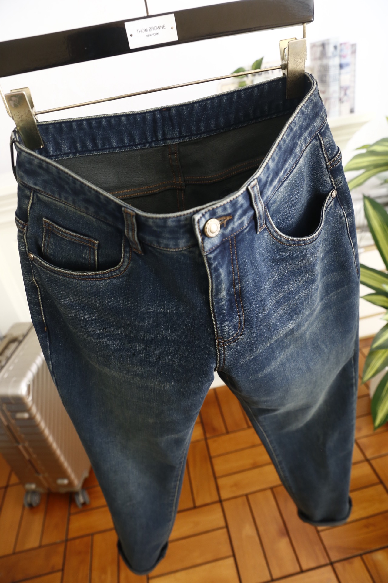 🔥蒙口.（🌾）25秋冬男士百搭牛仔裤，采用高弹耐磨的重磅牛仔面料，触感挺括且兼具柔软度，经过水洗工艺处理