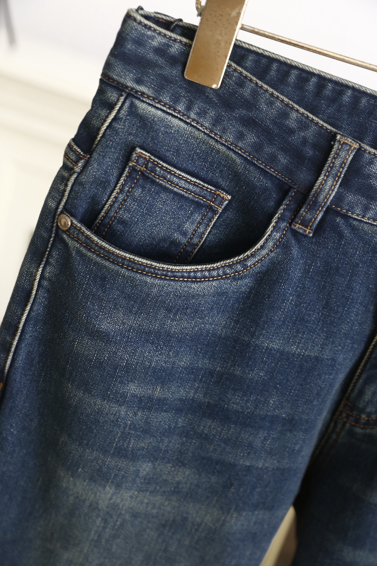 🔥蒙口.（🌾）25秋冬男士百搭牛仔裤，采用高弹耐磨的重磅牛仔面料，触感挺括且兼具柔软度，经过水洗工艺处理