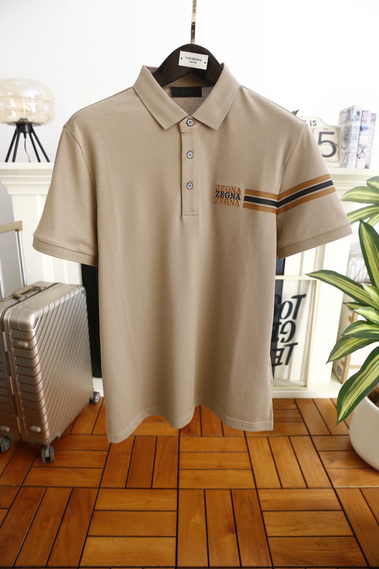 🔥杰尼亚.（🌾）2026春夏新品🆕时尚男士短袖Polo衫采用经典翻领设计，搭配三粒扣门襟，简约利落又不失