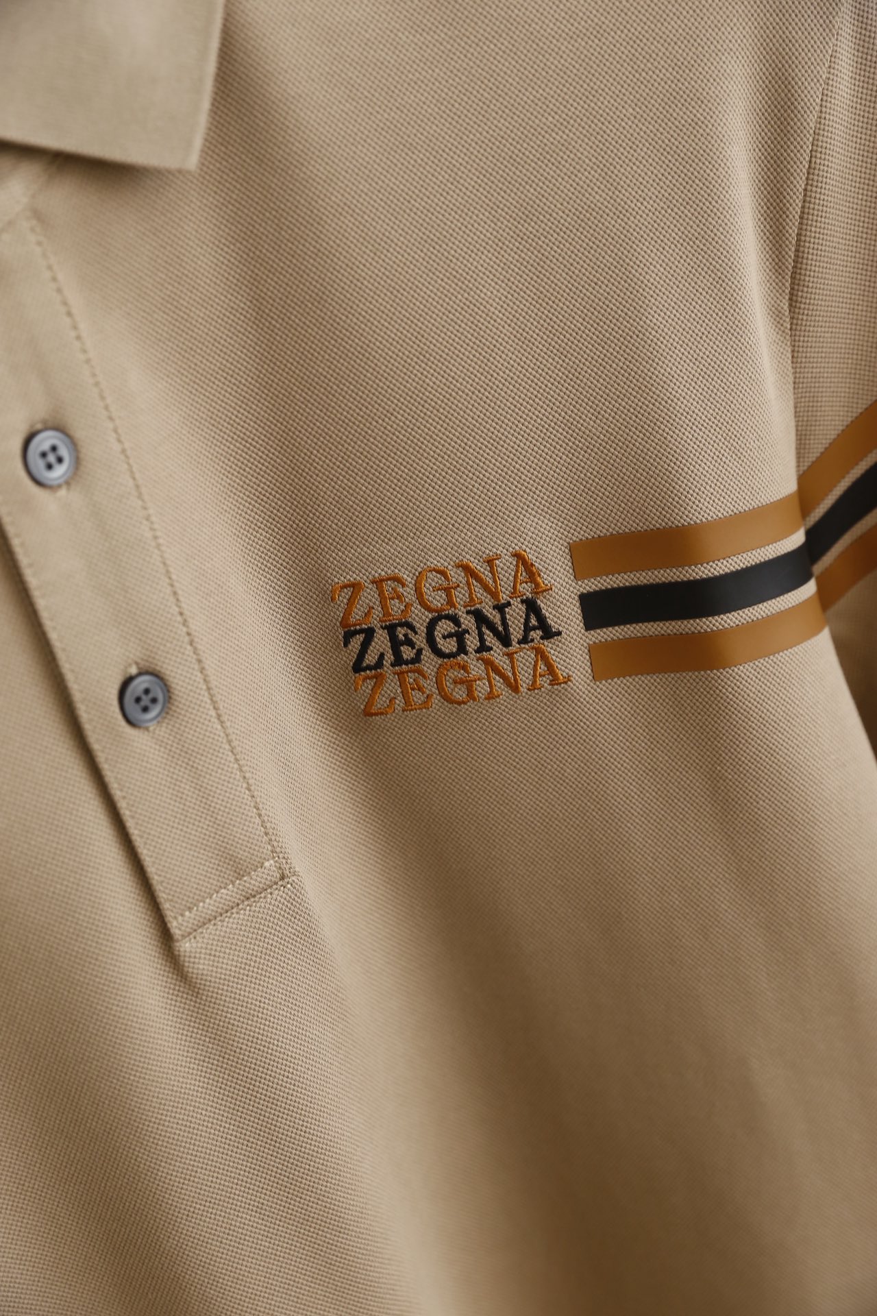 🔥杰尼亚.（🌾）2026春夏新品🆕时尚男士短袖Polo衫采用经典翻领设计，搭配三粒扣门襟，简约利落又不失