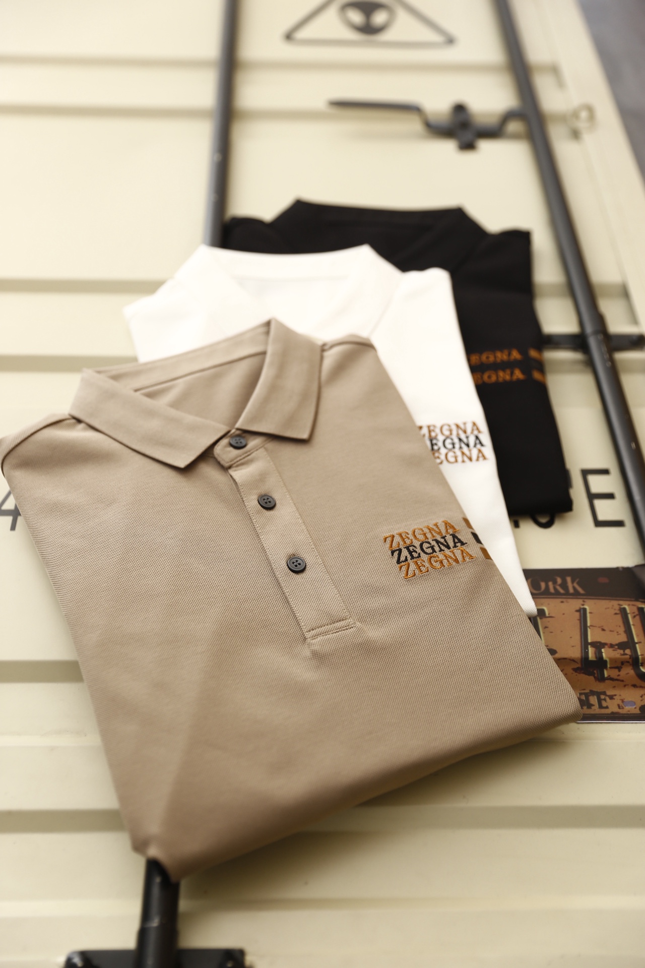 🔥杰尼亚.（🌾）2026春夏新品🆕时尚男士短袖Polo衫采用经典翻领设计，搭配三粒扣门襟，简约利落又不失