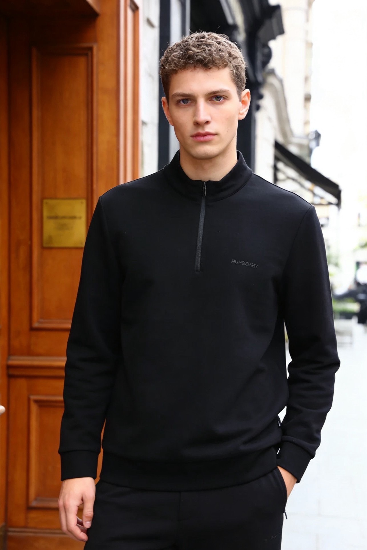 🔥巴宝莉.（🌾）25秋冬男士半拉链立领卫衣，属于秋冬季节的实用型单品，采用半开拉链立领设计，既能够防风保