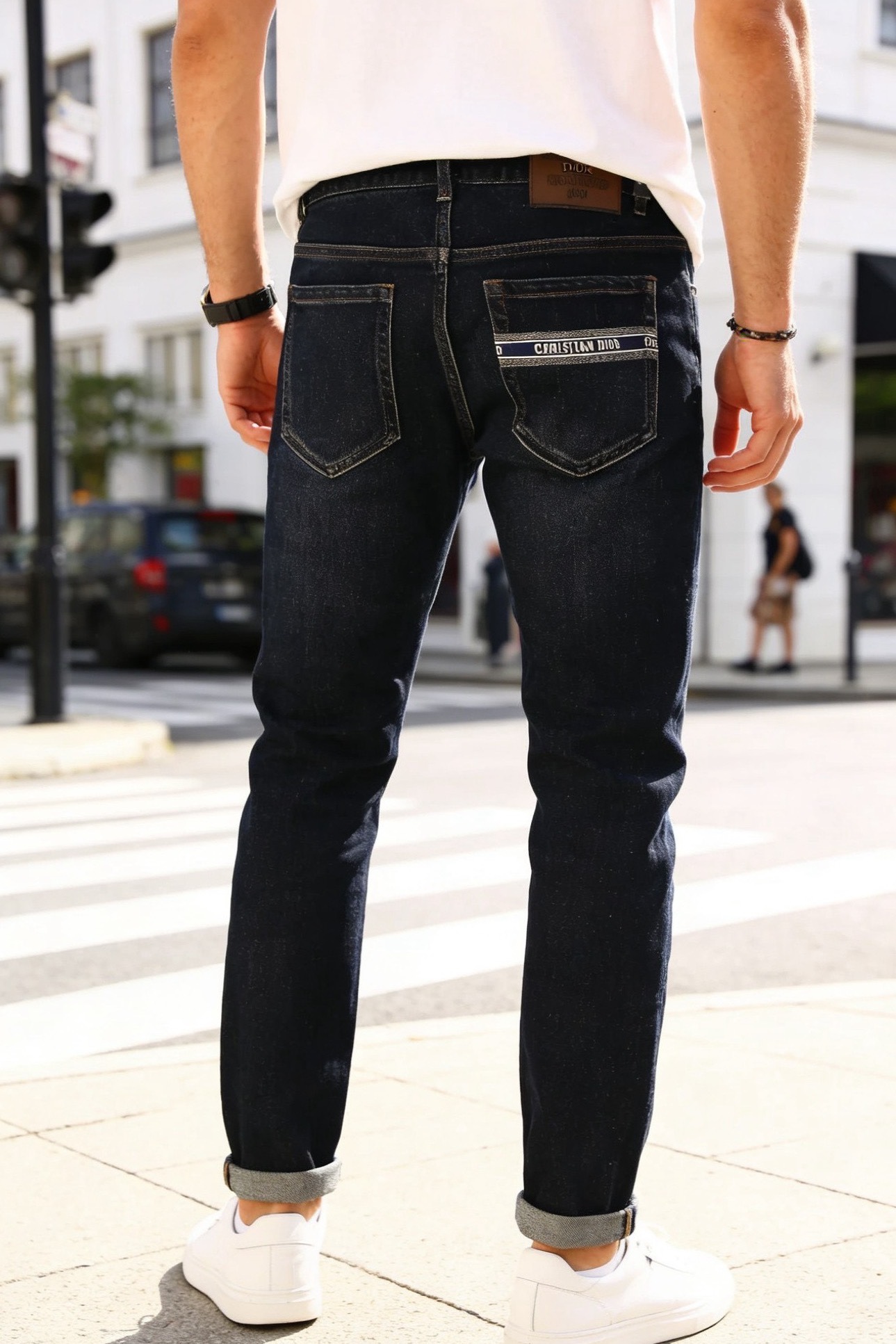 🔥迪奥.（🌾）25秋冬男士百搭深色牛仔裤，属于兼具经典质感与简约设计的日常单品，采用修身锥形版型，裤脚卷