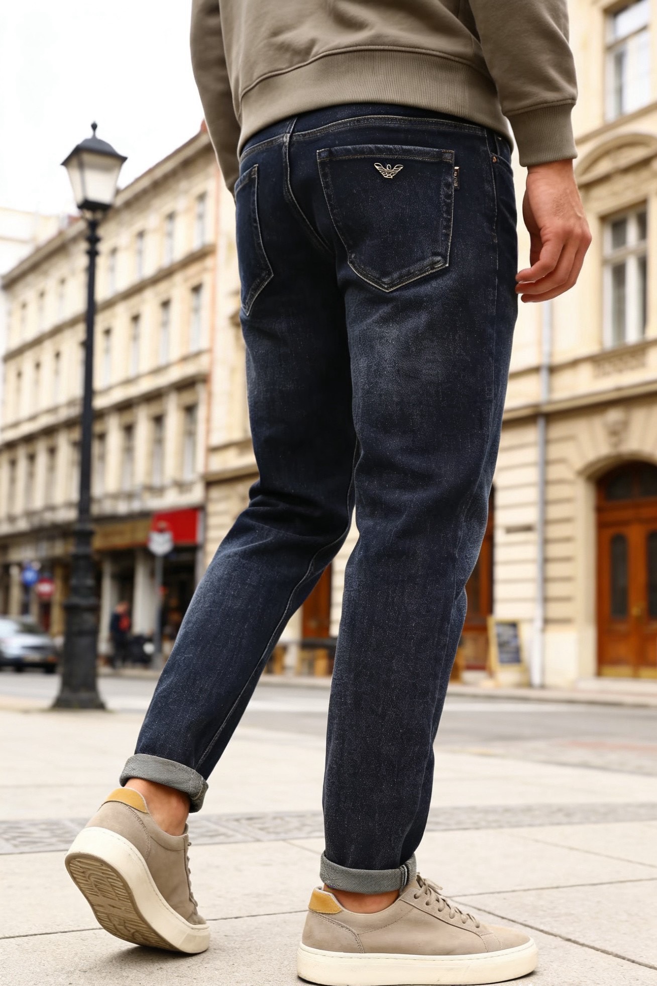 🔥阿玛尼.（🌾）25秋冬男士百搭深色牛仔裤，属于兼具经典质感与简约设计的日常单品，采用修身锥形版型，裤脚
