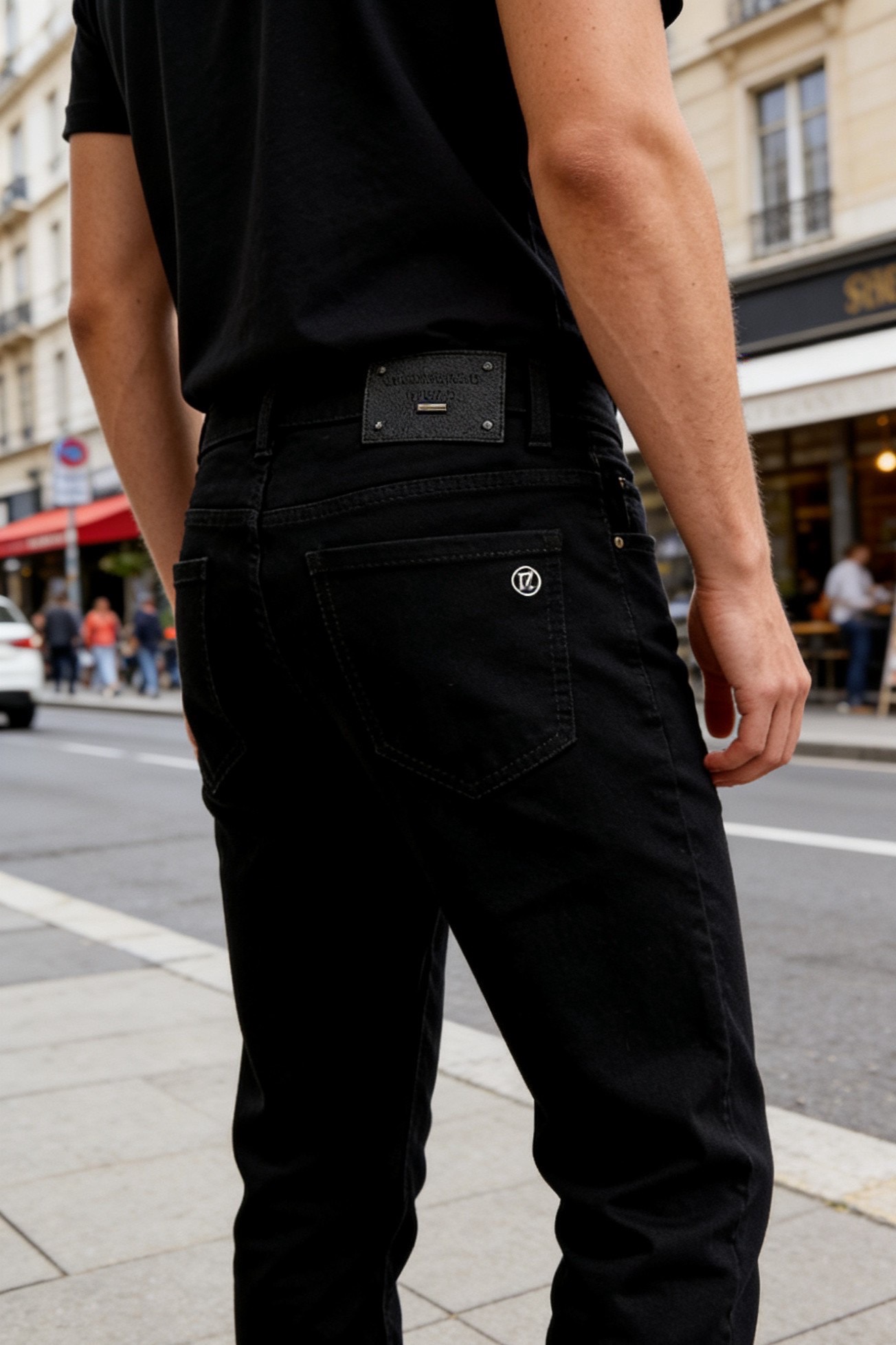 🔥杰尼亚.（🌾）25秋冬男士百搭黑色休闲牛仔裤，属于兼具经典质感与简约设计的日常单品，采用修身锥形版型，