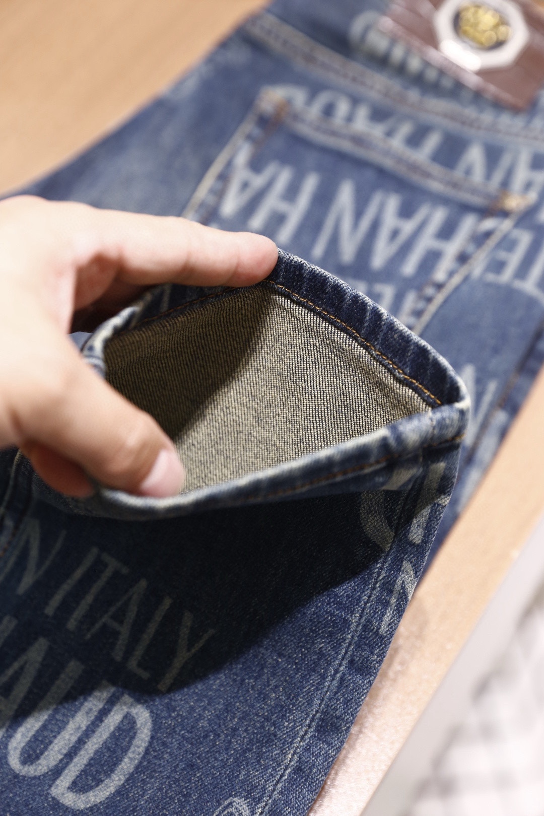 🔥范思泽/Versa*e.（🌾）25秋季新品！时尚男士印花牛仔裤采用高弹牛仔面料打造，触感柔软且挺括耐磨