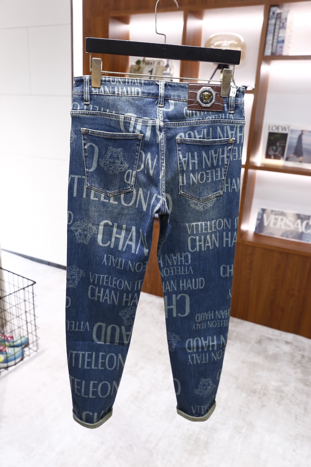 🔥范思泽/Versa*e.（🌾）25秋季新品！时尚男士印花牛仔裤采用高弹牛仔面料打造，触感柔软且挺括耐磨