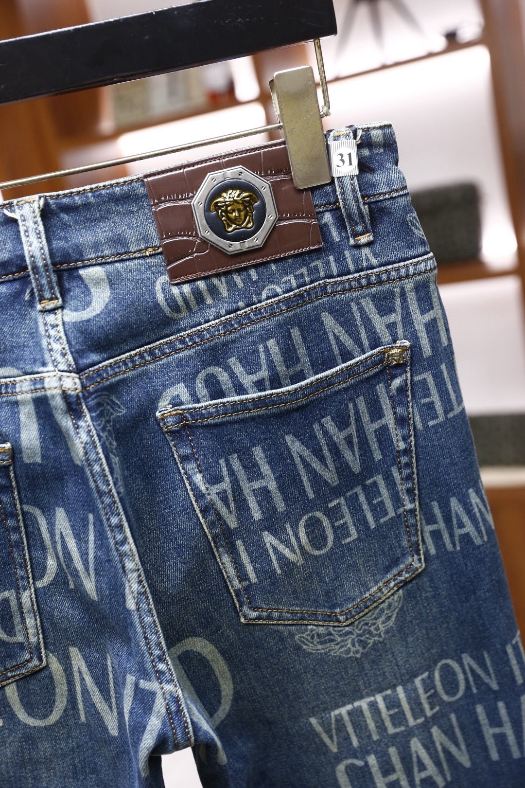 🔥范思泽/Versa*e.（🌾）25秋季新品！时尚男士印花牛仔裤采用高弹牛仔面料打造，触感柔软且挺括耐磨