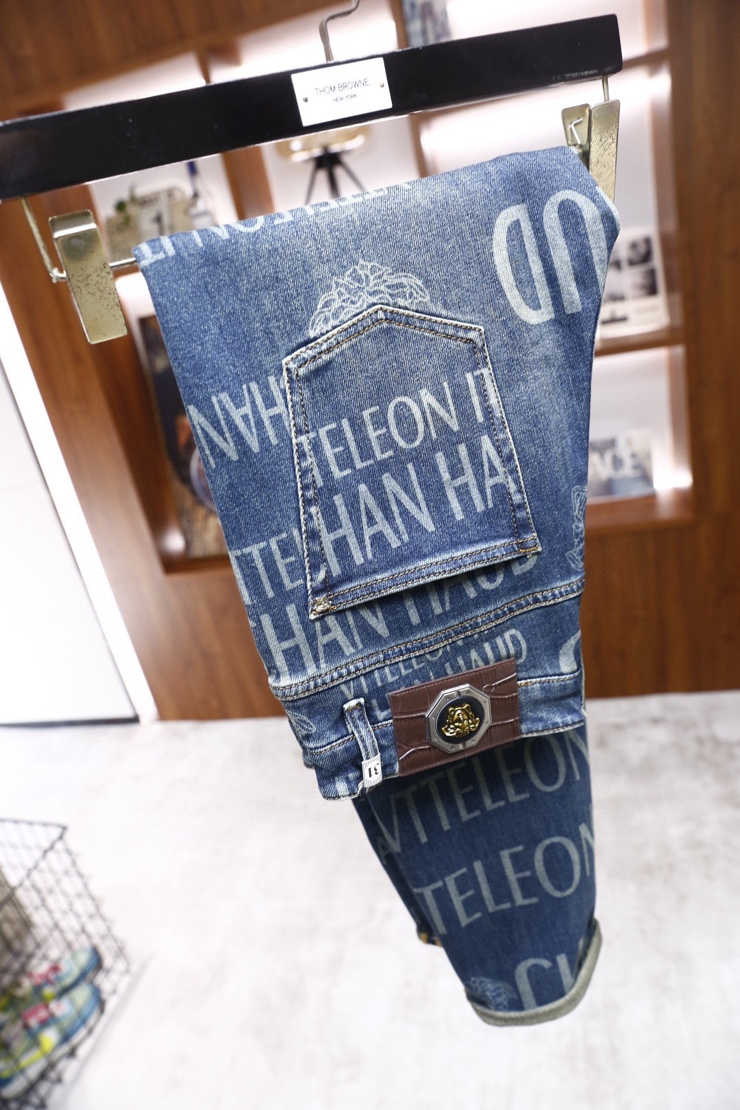 🔥范思泽/Versa*e.（🌾）25秋季新品！时尚男士印花牛仔裤采用高弹牛仔面料打造，触感柔软且挺括耐磨