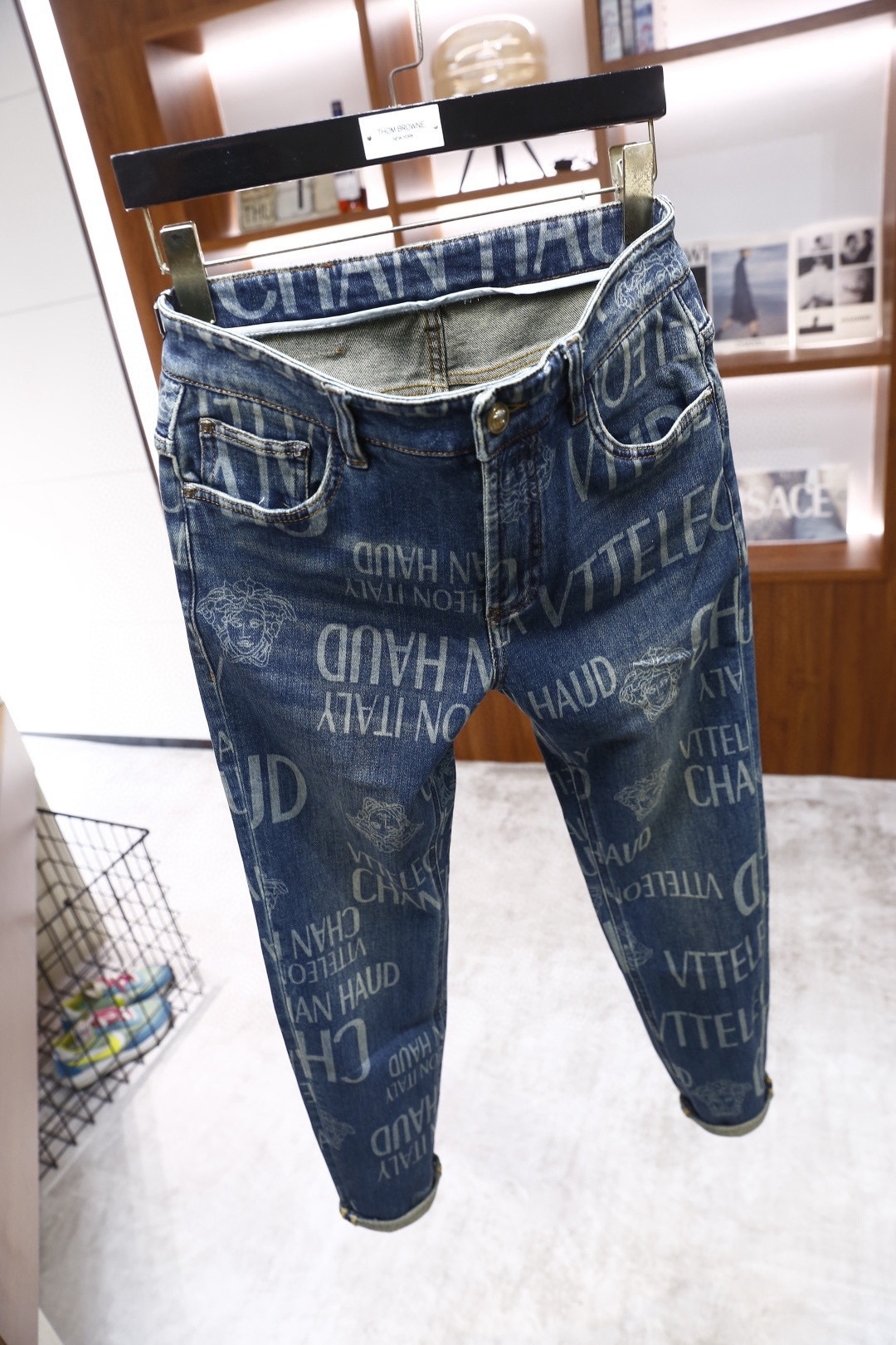 🔥范思泽/Versa*e.（🌾）25秋季新品！时尚男士印花牛仔裤采用高弹牛仔面料打造，触感柔软且挺括耐磨