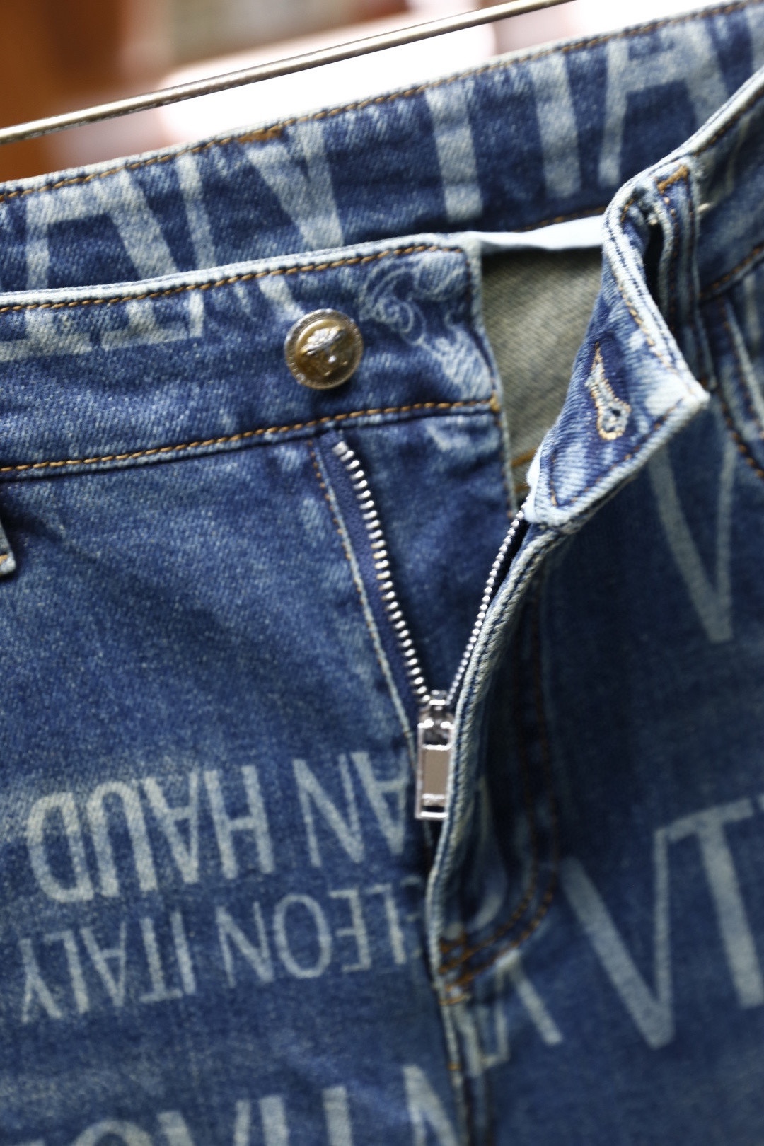 🔥范思泽/Versa*e.（🌾）25秋季新品！时尚男士印花牛仔裤采用高弹牛仔面料打造，触感柔软且挺括耐磨