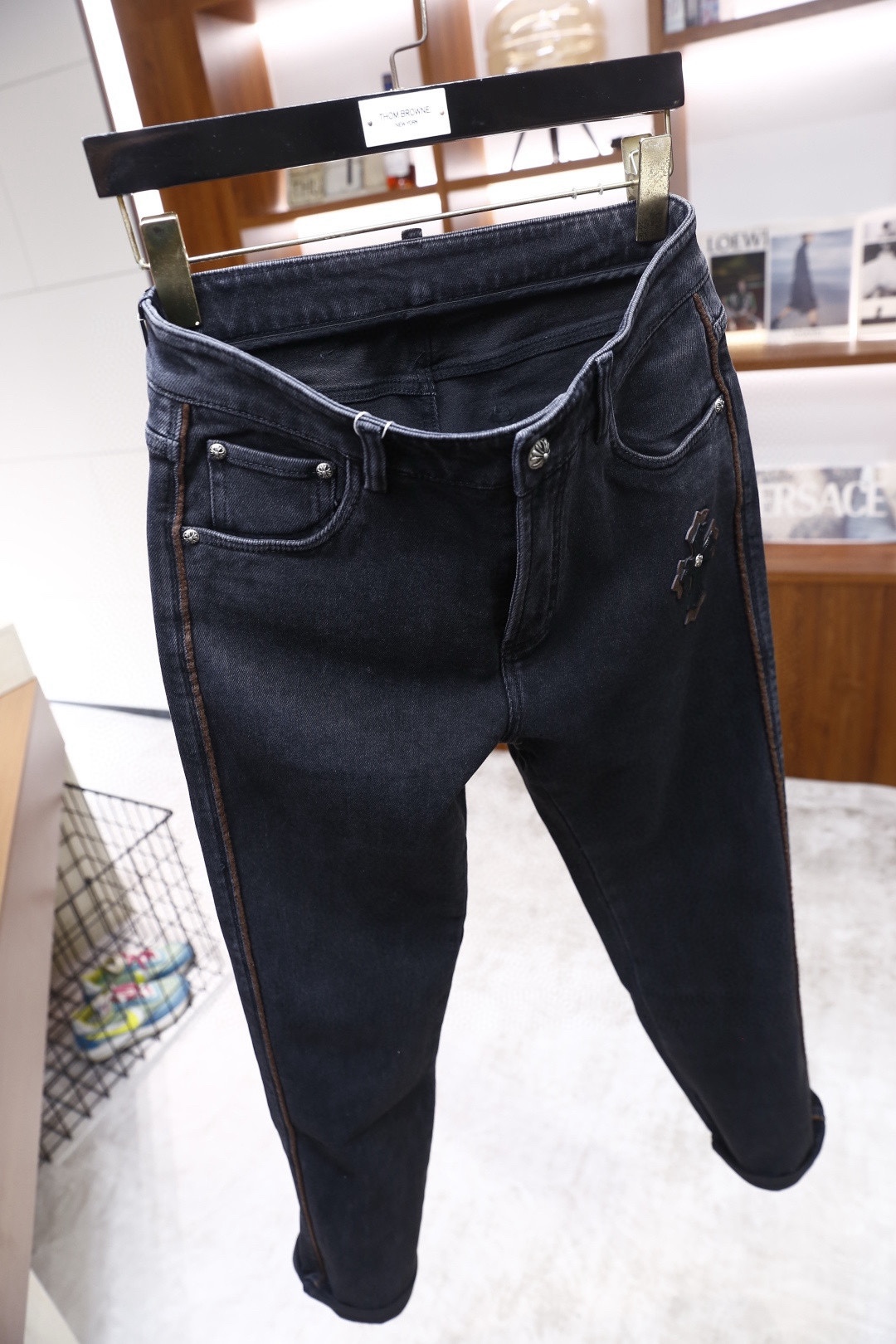 🔥Chrome Hearts/克罗心.（🌾）25秋冬新款！时尚男士十字装饰加绒牛仔裤，采用重度水洗的丹宁