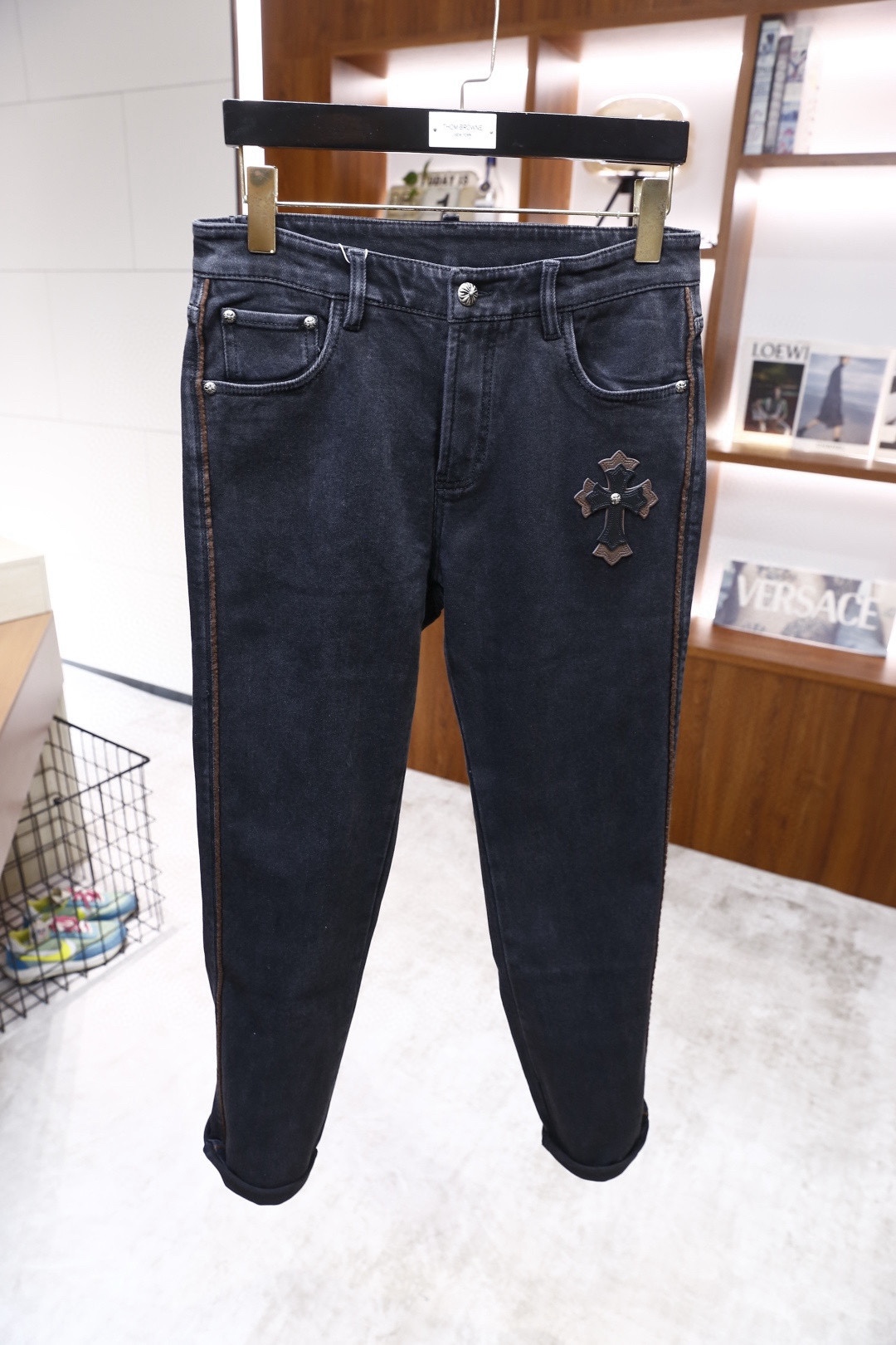 🔥Chrome Hearts/克罗心.（🌾）25秋冬新款！时尚男士十字装饰加绒牛仔裤，采用重度水洗的丹宁