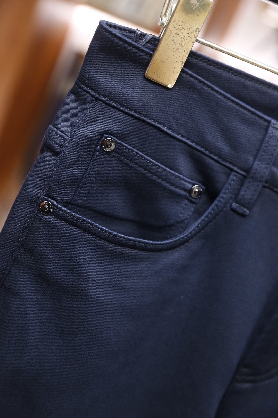 🔥华伦天奴.（🌾）25秋季新品！时尚男士藏青哑光质感休闲裤，采用高密斜纹面料打造，面料带有细腻的哑光光泽