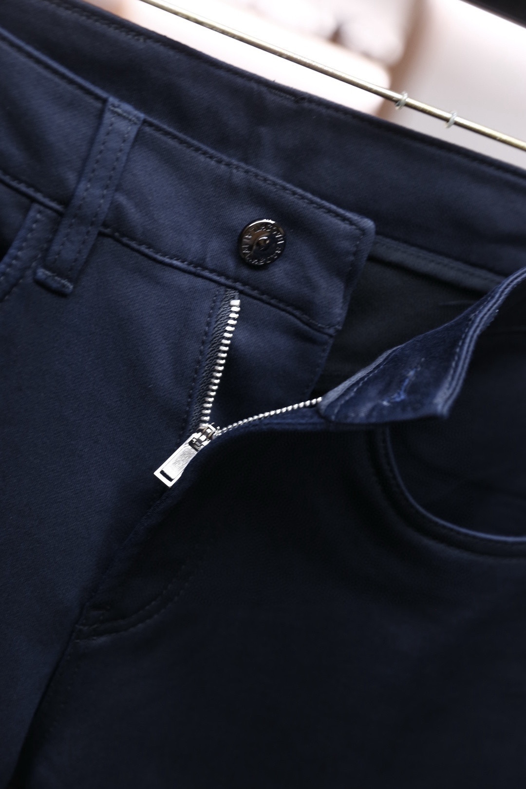 🔥华伦天奴.（🌾）25秋季新品！时尚男士藏青哑光质感休闲裤，采用高密斜纹面料打造，面料带有细腻的哑光光泽