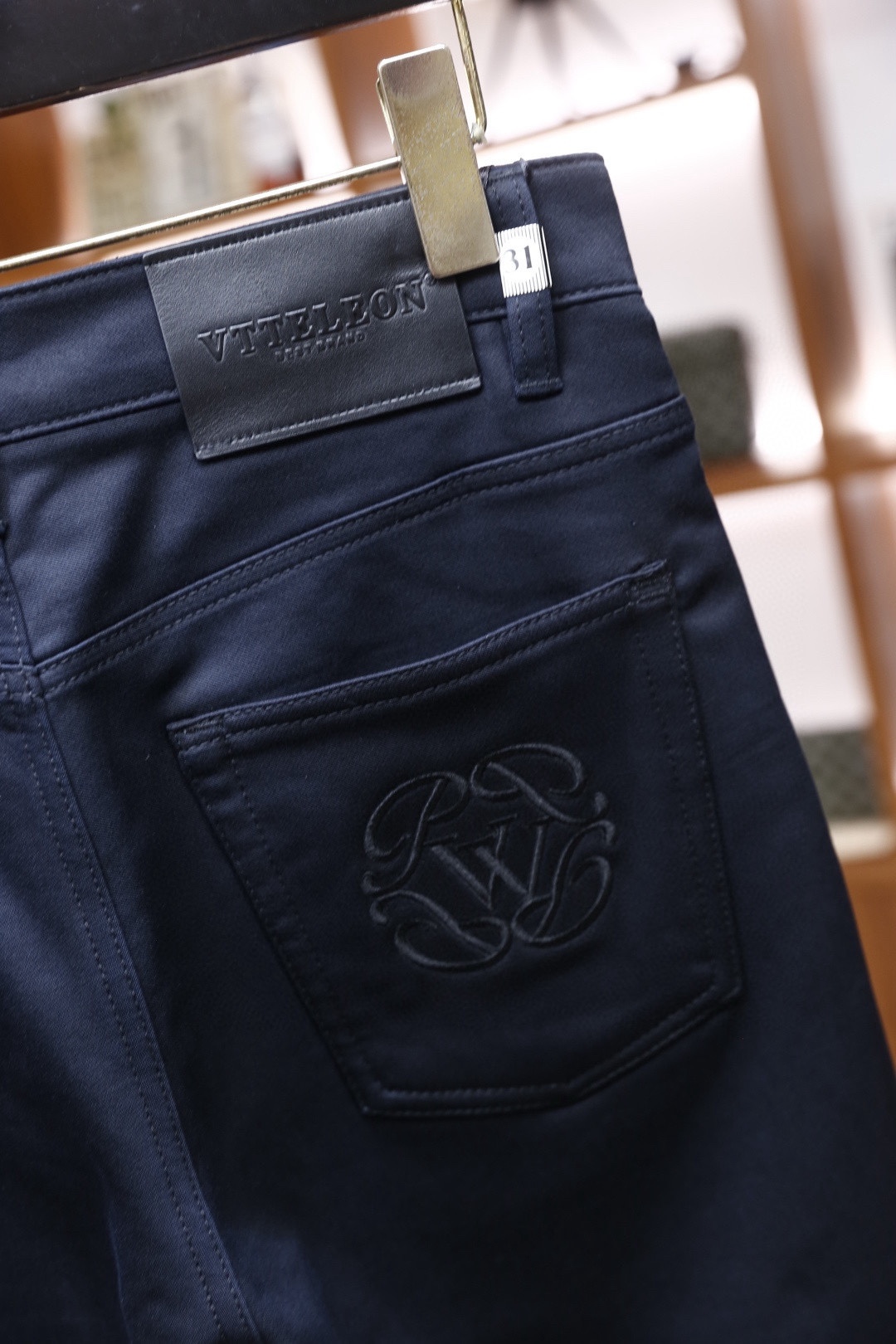 🔥华伦天奴.（🌾）25秋季新品！时尚男士藏青哑光质感休闲裤，采用高密斜纹面料打造，面料带有细腻的哑光光泽